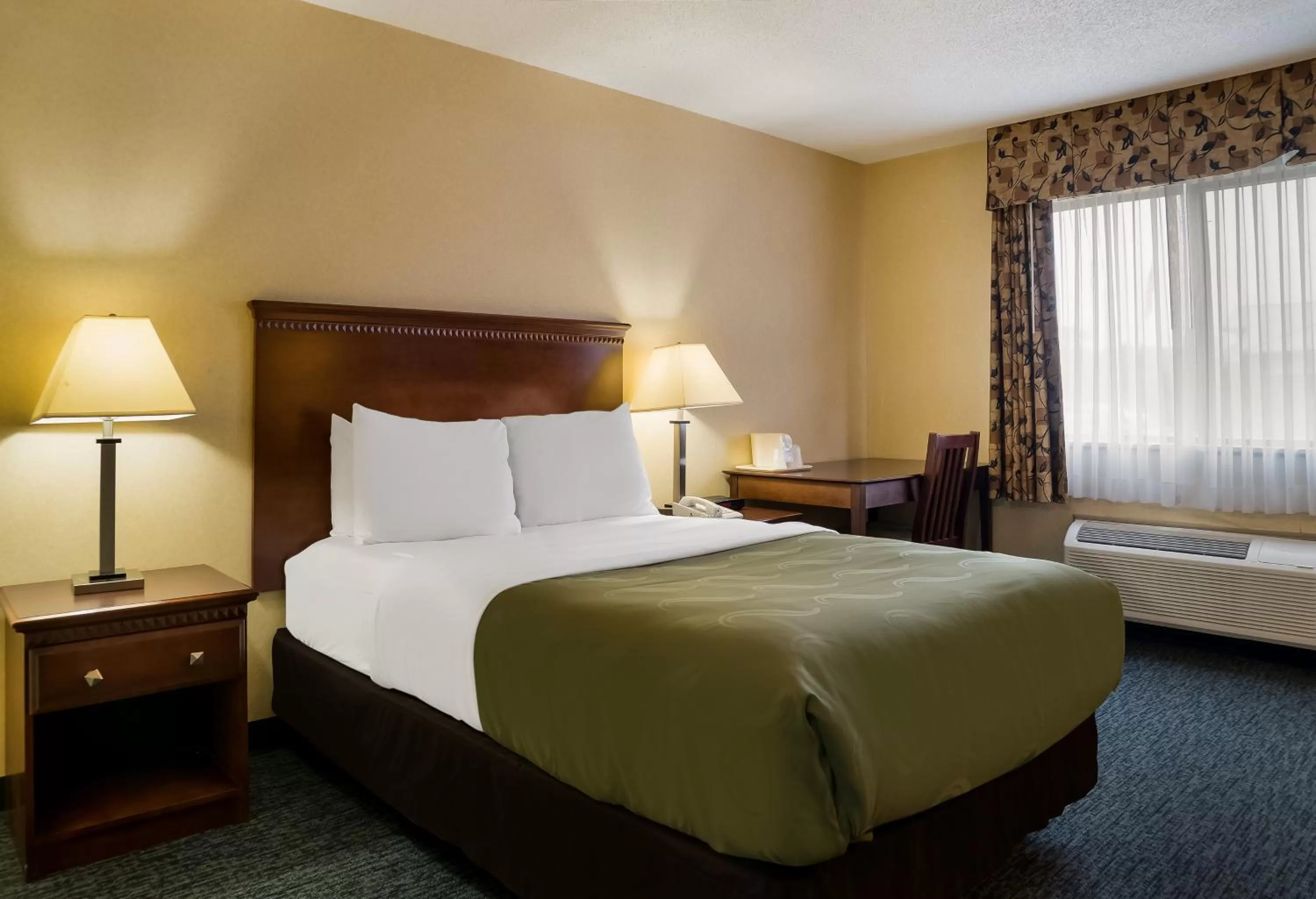 Bed in Quality Inn Grand Blanc - Flint South