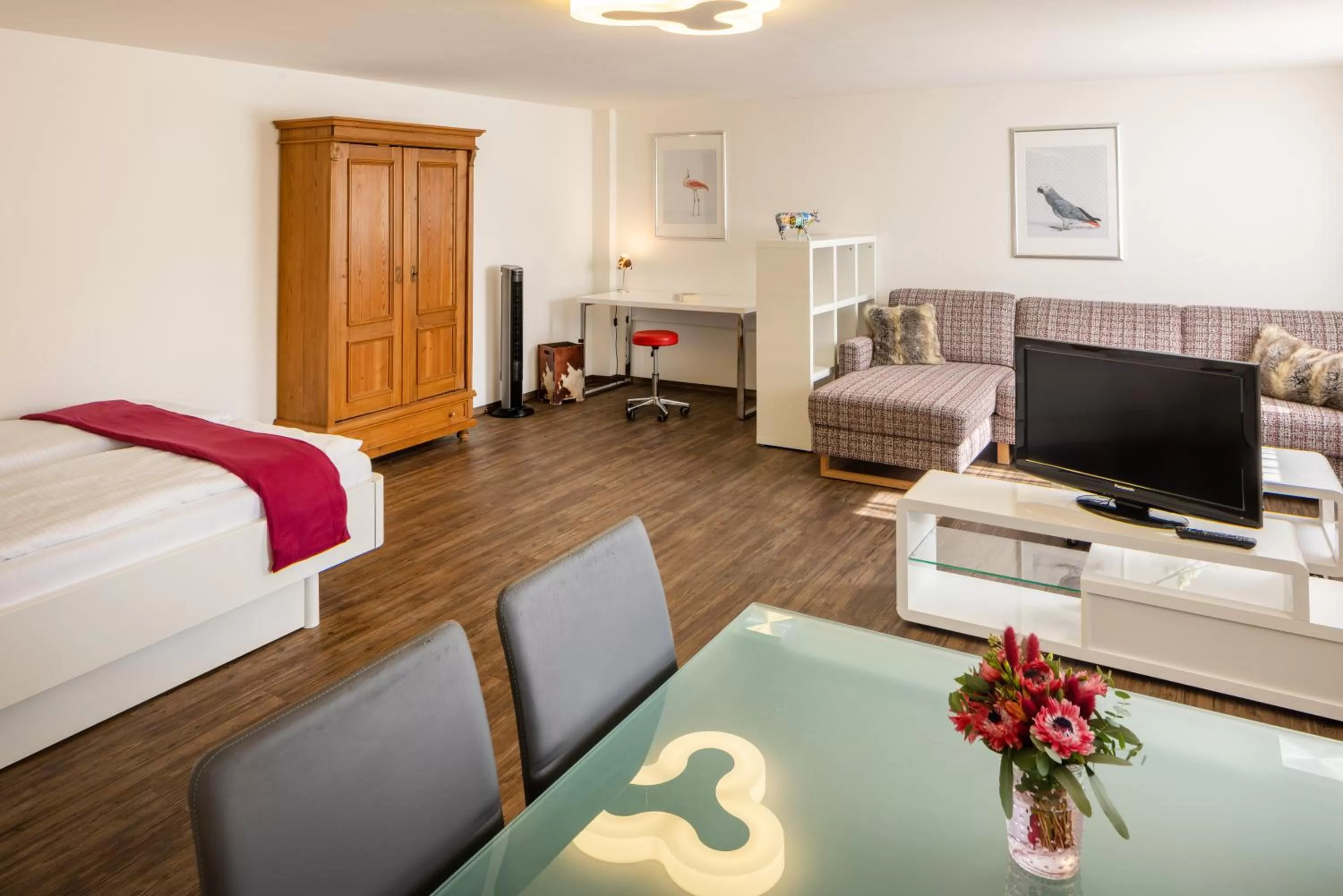 Bed, TV/Entertainment Center in Hotel Peterhof