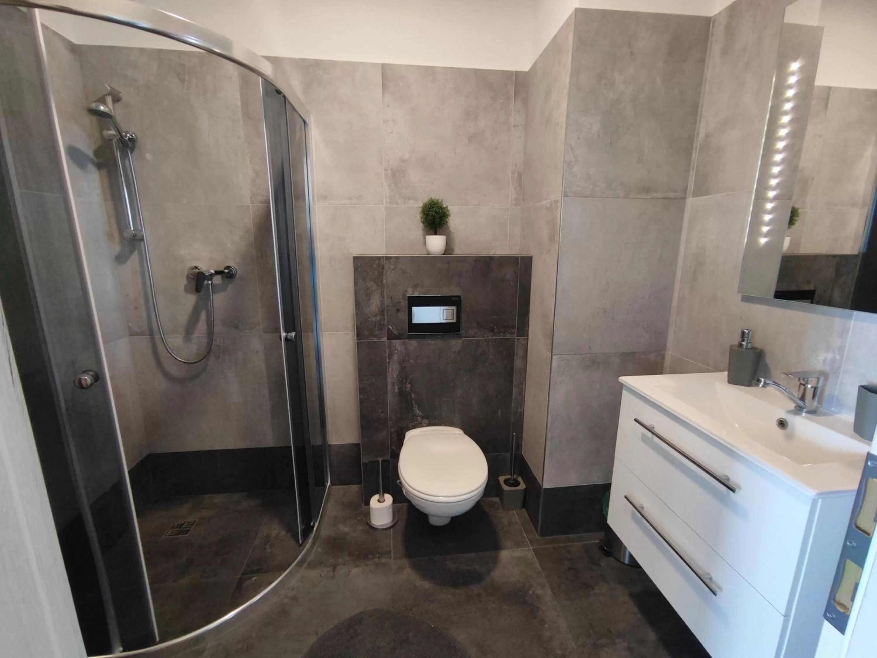 Shower in Hotel Slobi