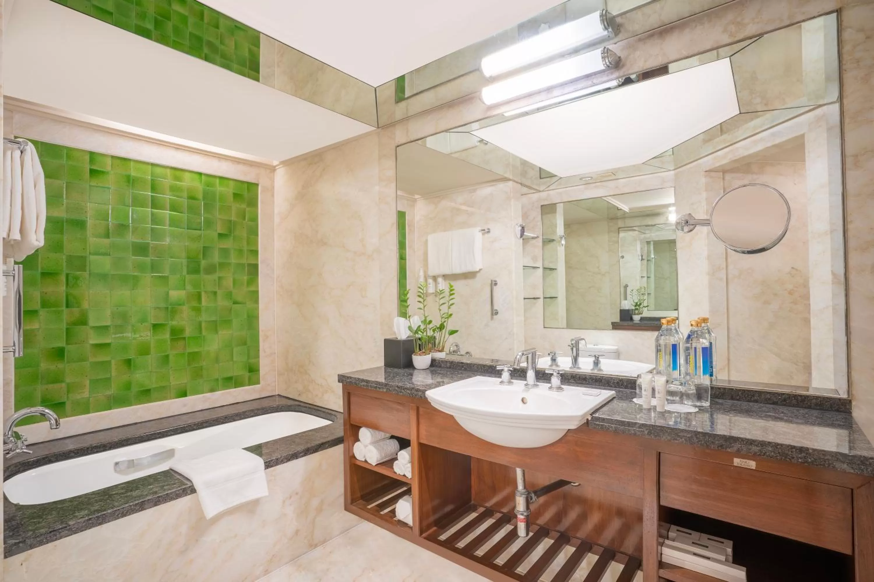 Bathroom in Hyderabad Marriott Hotel & Convention Centre