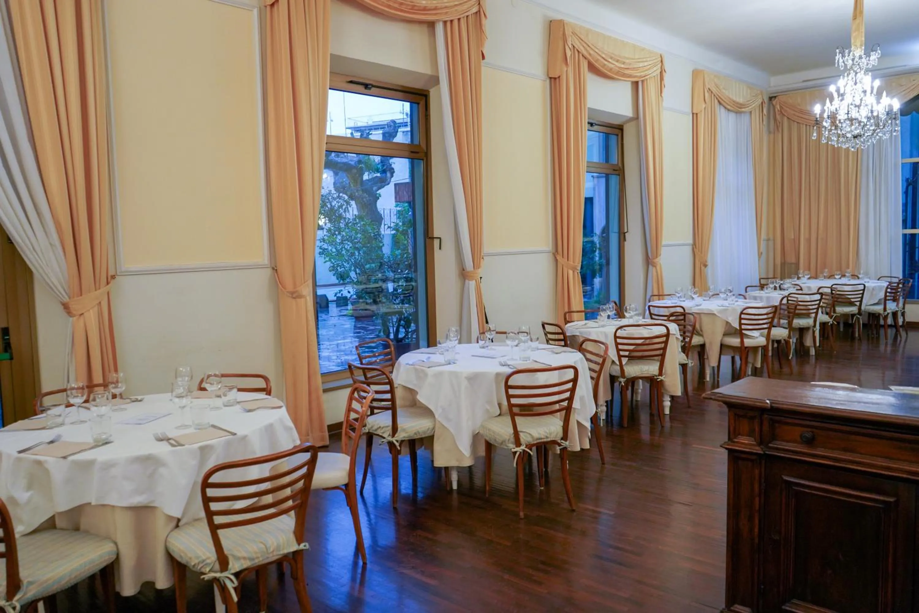 Restaurant/places to eat in HG Hotel Cappelli