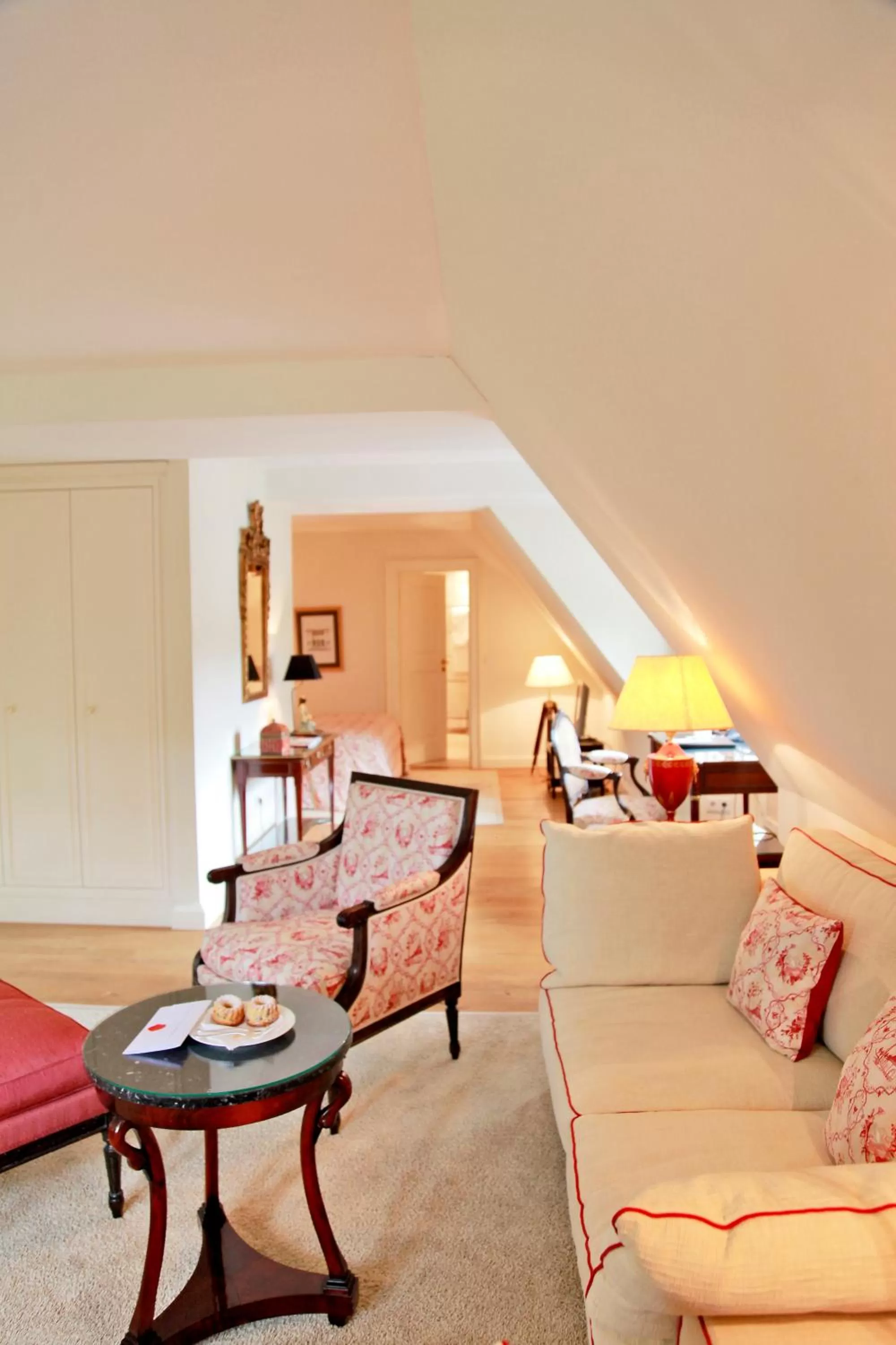 Photo of the whole room, Bed in Schlosshotel Münchhausen