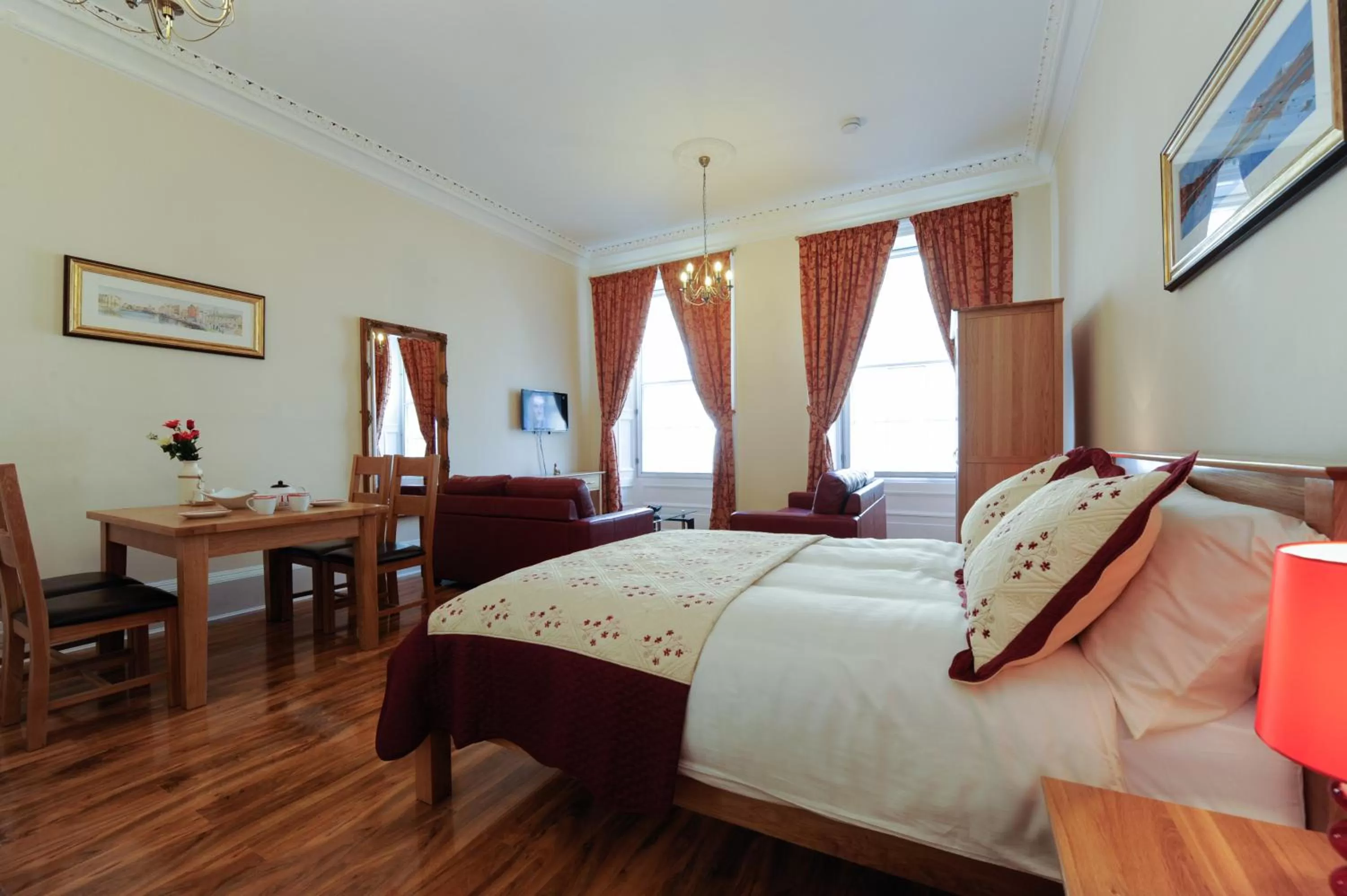 Living room, Bed in Edinburgh City Suites