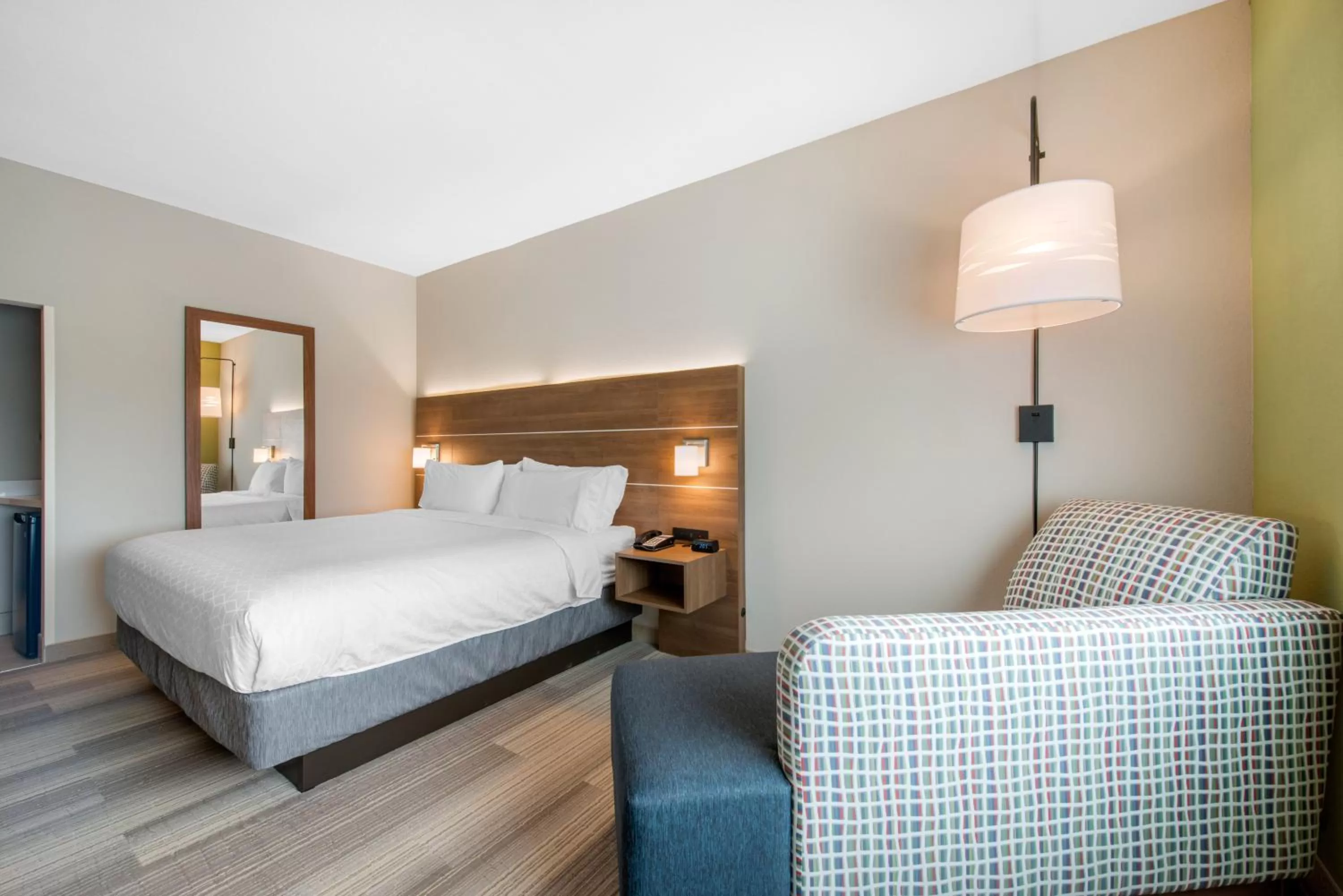 Photo of the whole room, Bed in Holiday Inn Express & Suites Alachua - Gainesville Area by IHG