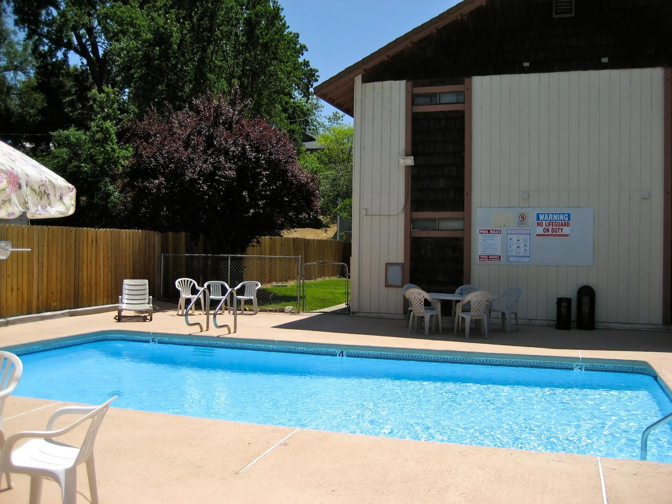Swimming pool in Jamestown Railtown Motel