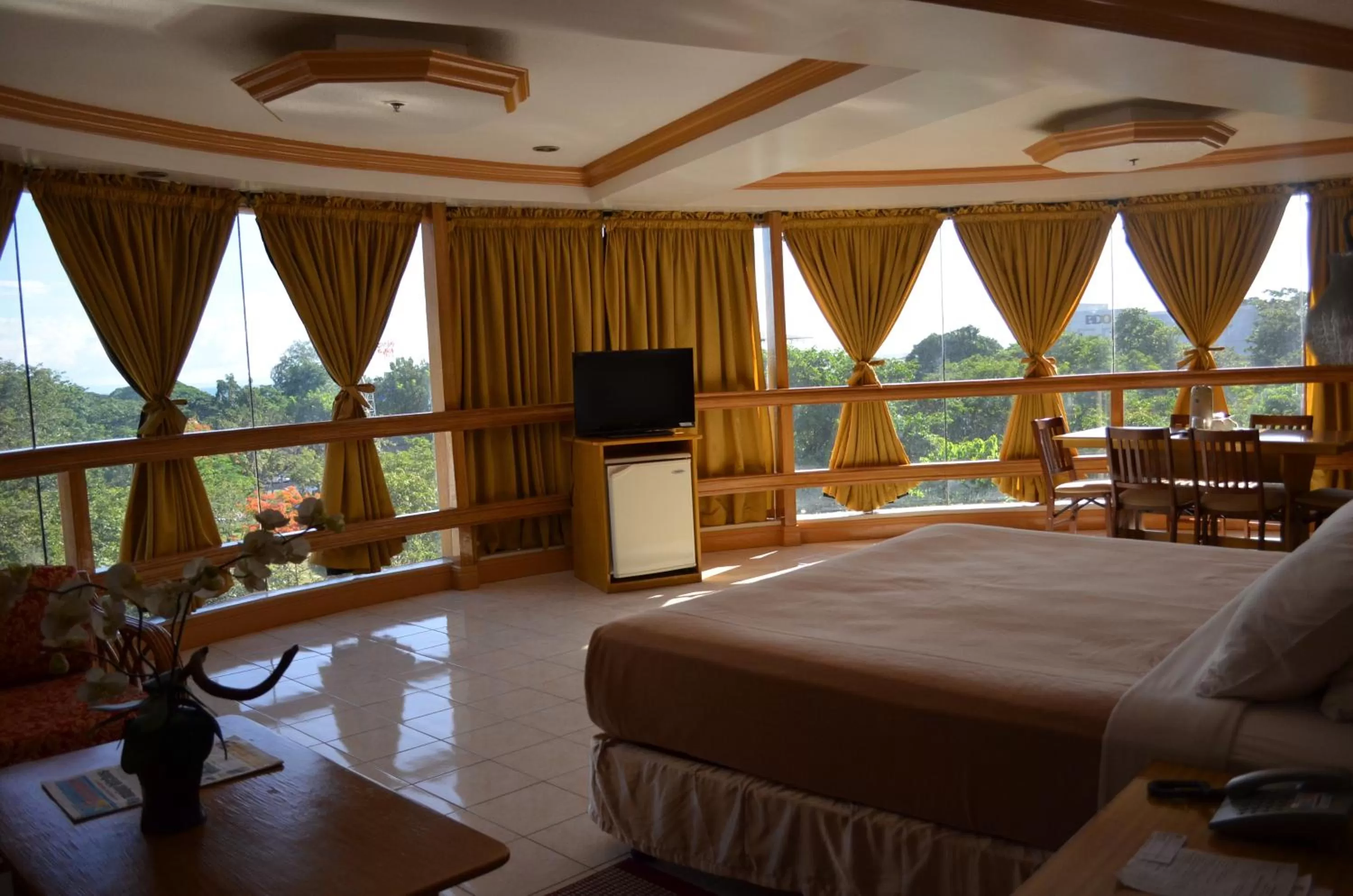 TV and multimedia, Bed in Elegant Circle Inn