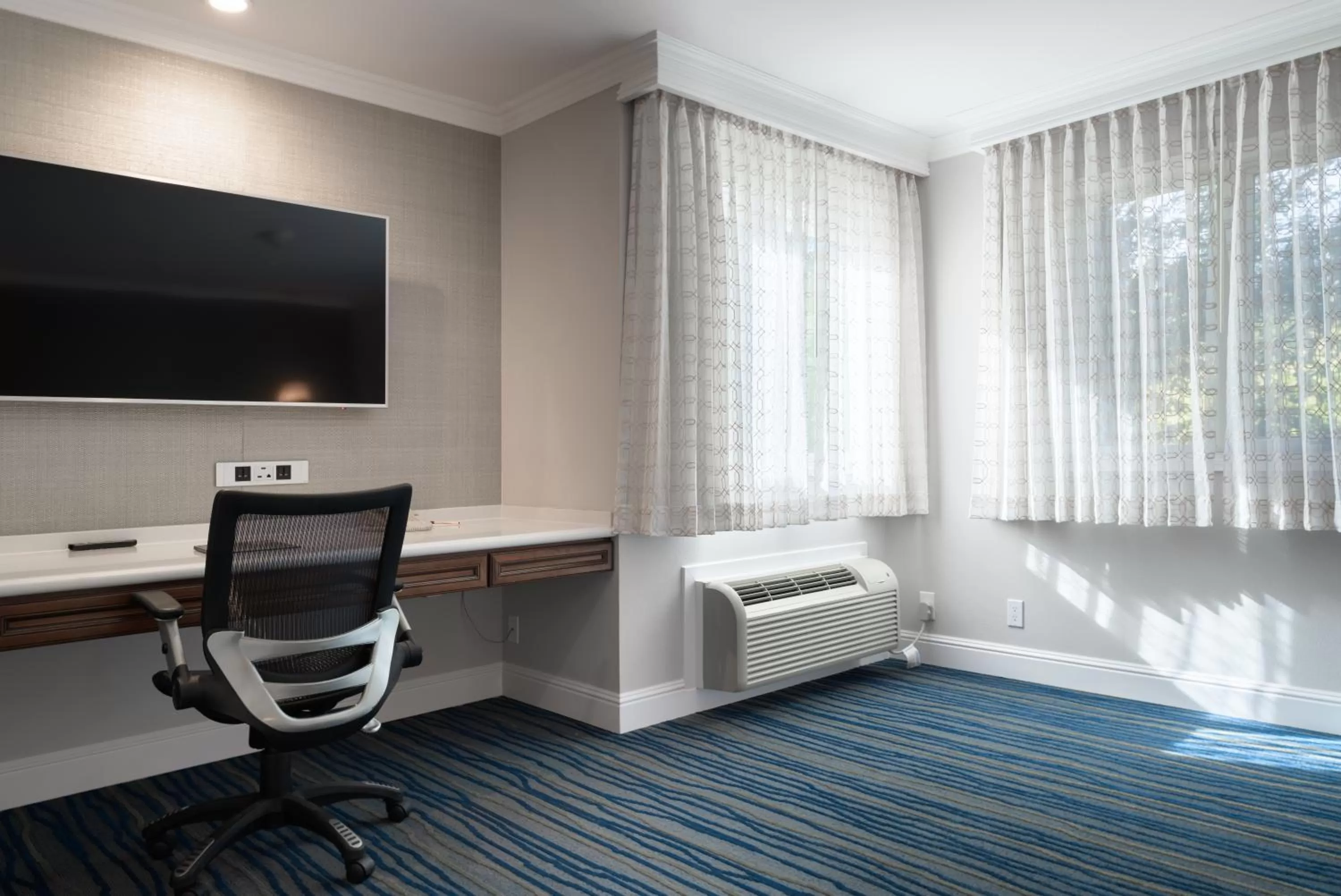 TV and multimedia, Bed in Woodcrest Hotel Cupertino