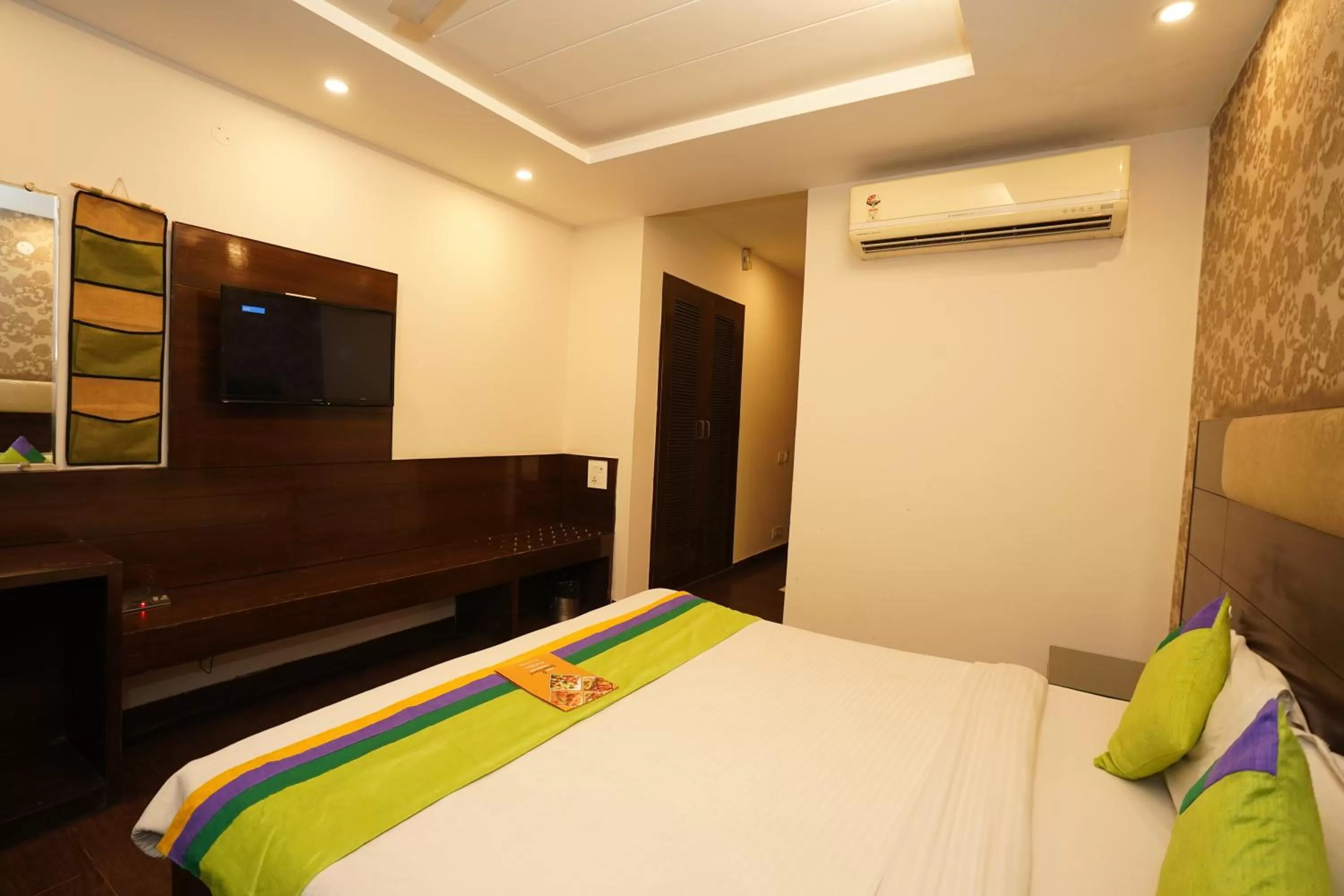 Bedroom, Bed in Hotel Dreamland Chandigarh