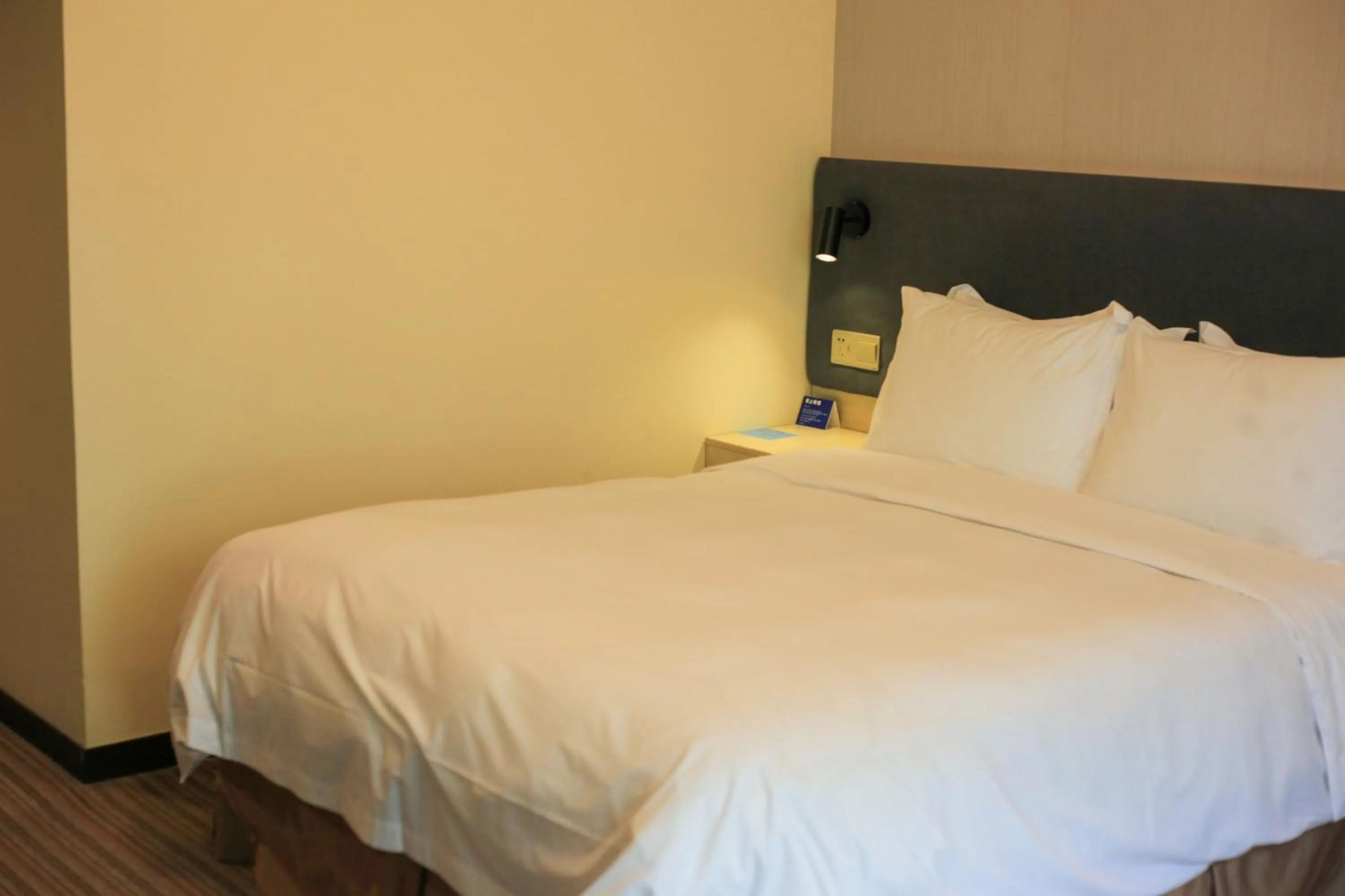 1 Queen Standard Accessible in Holiday Inn Express Shanghai Putuo, an IHG Hotel