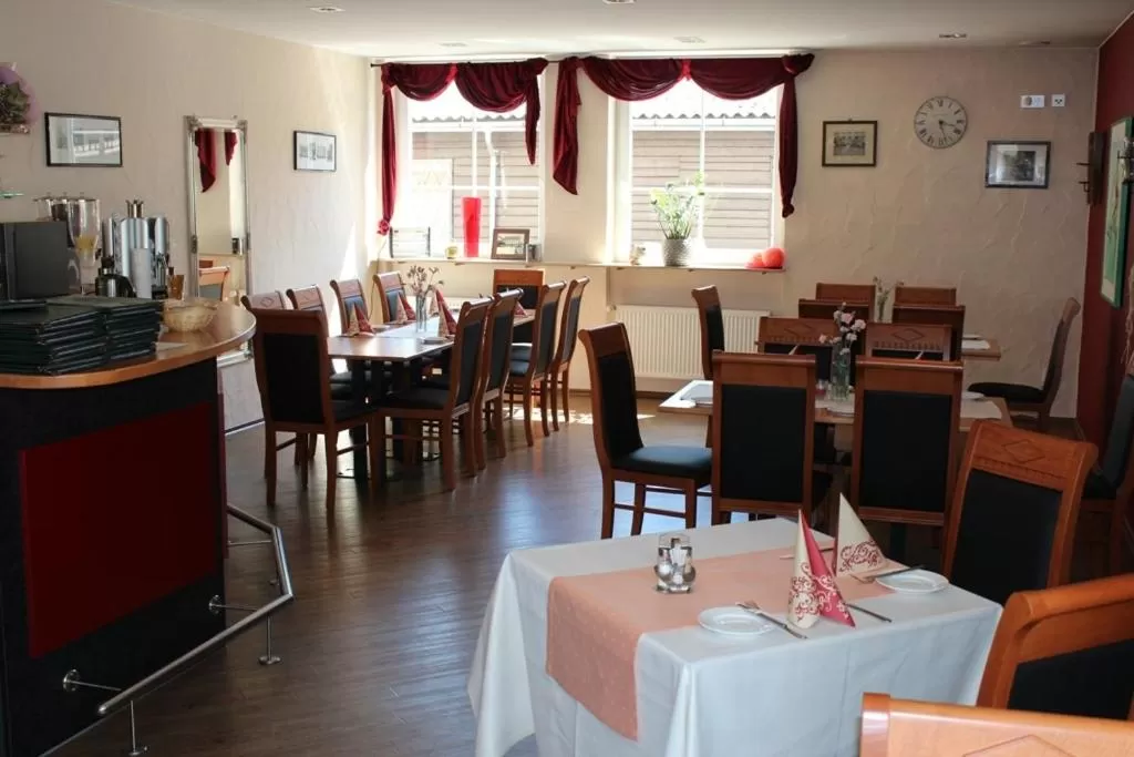 Restaurant/Places to Eat in Hotel Landgasthof Zur Alten Scheune