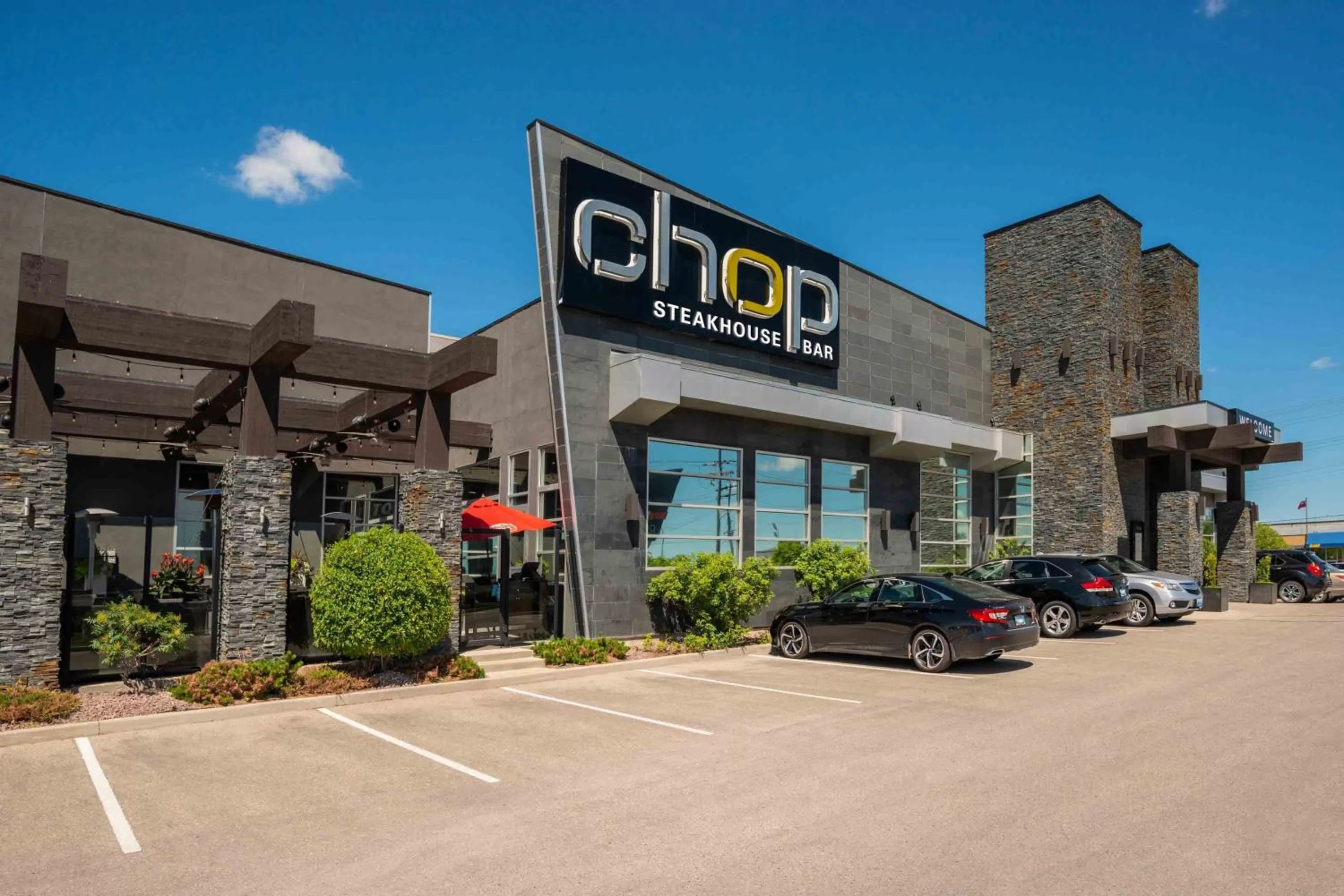 Restaurant/places to eat in Sandman Hotel & Suites Winnipeg Airport