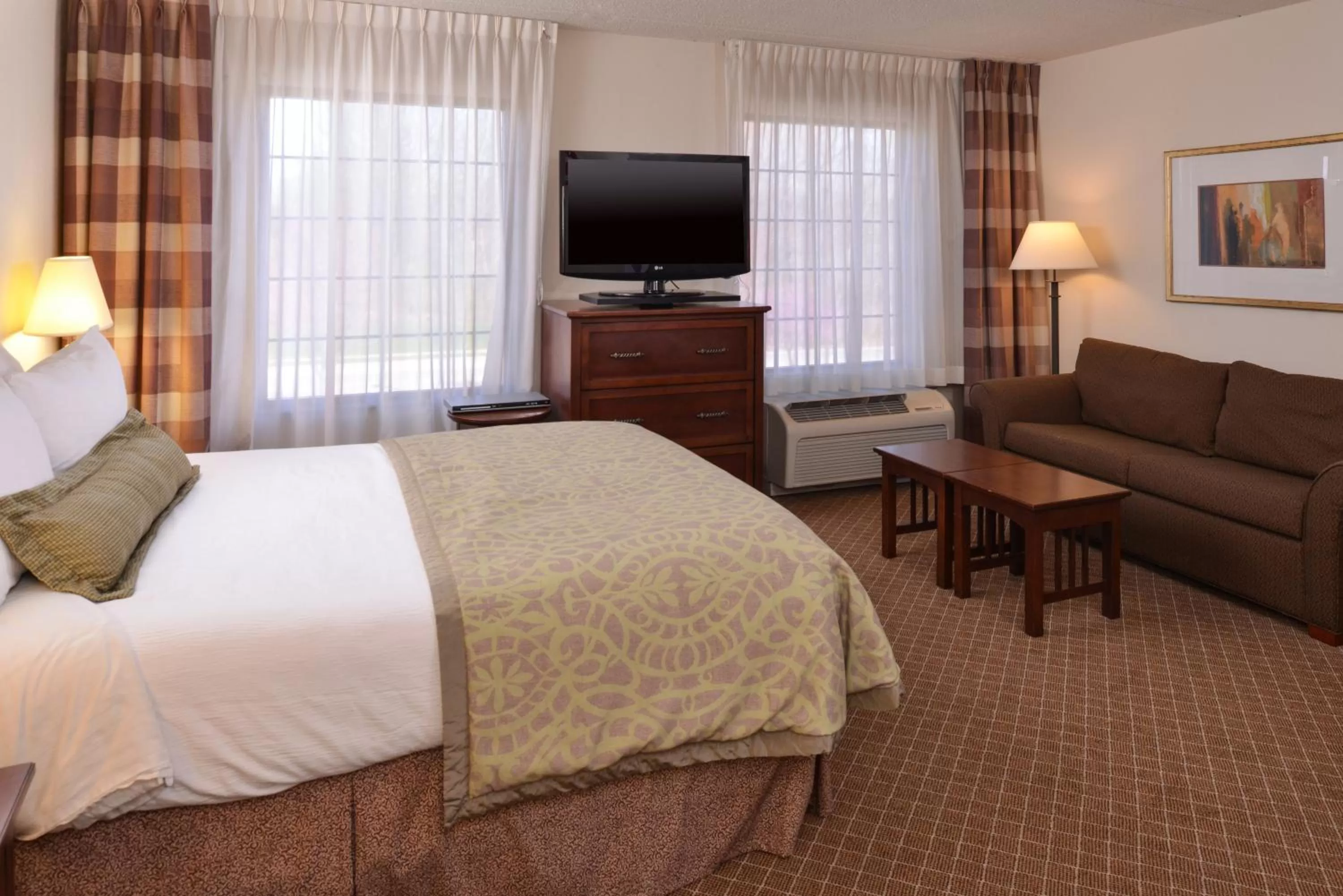 Photo of the whole room, Bed in Staybridge Suites Indianapolis-Airport by IHG