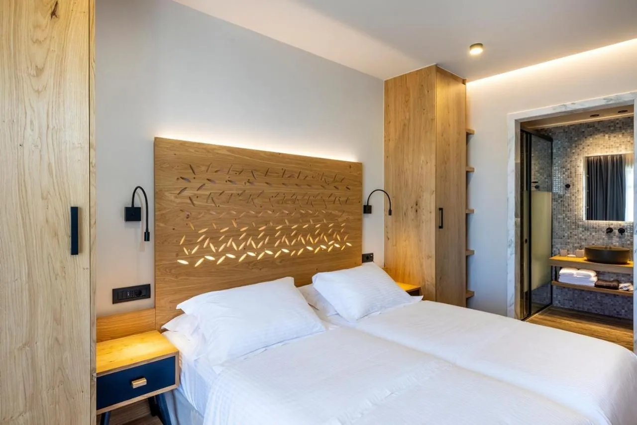 Bedroom, Bed in Atlantis Beach Hotel