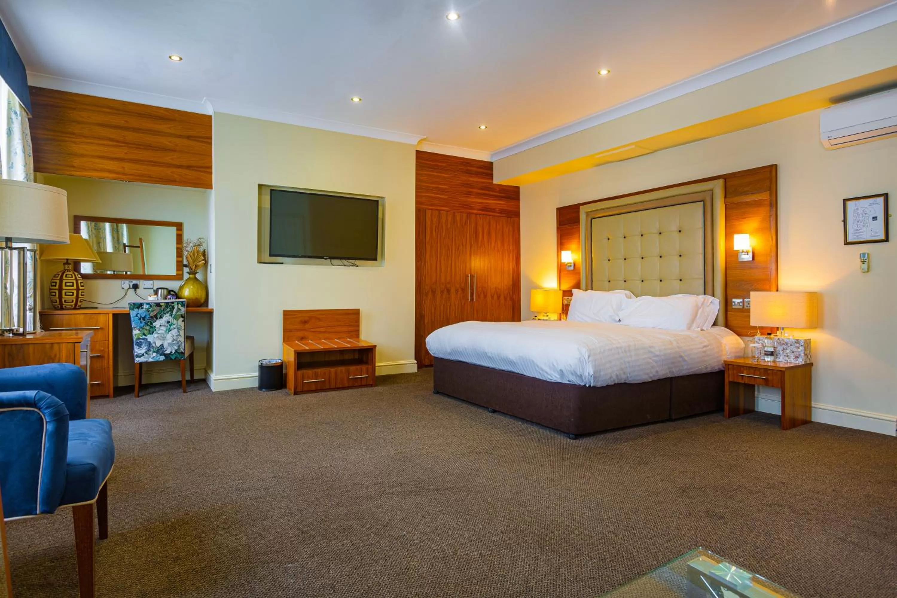 Seating area, Bed in The White Hart Hotel, Boston, Lincolnshire - The Coaching Inn Group