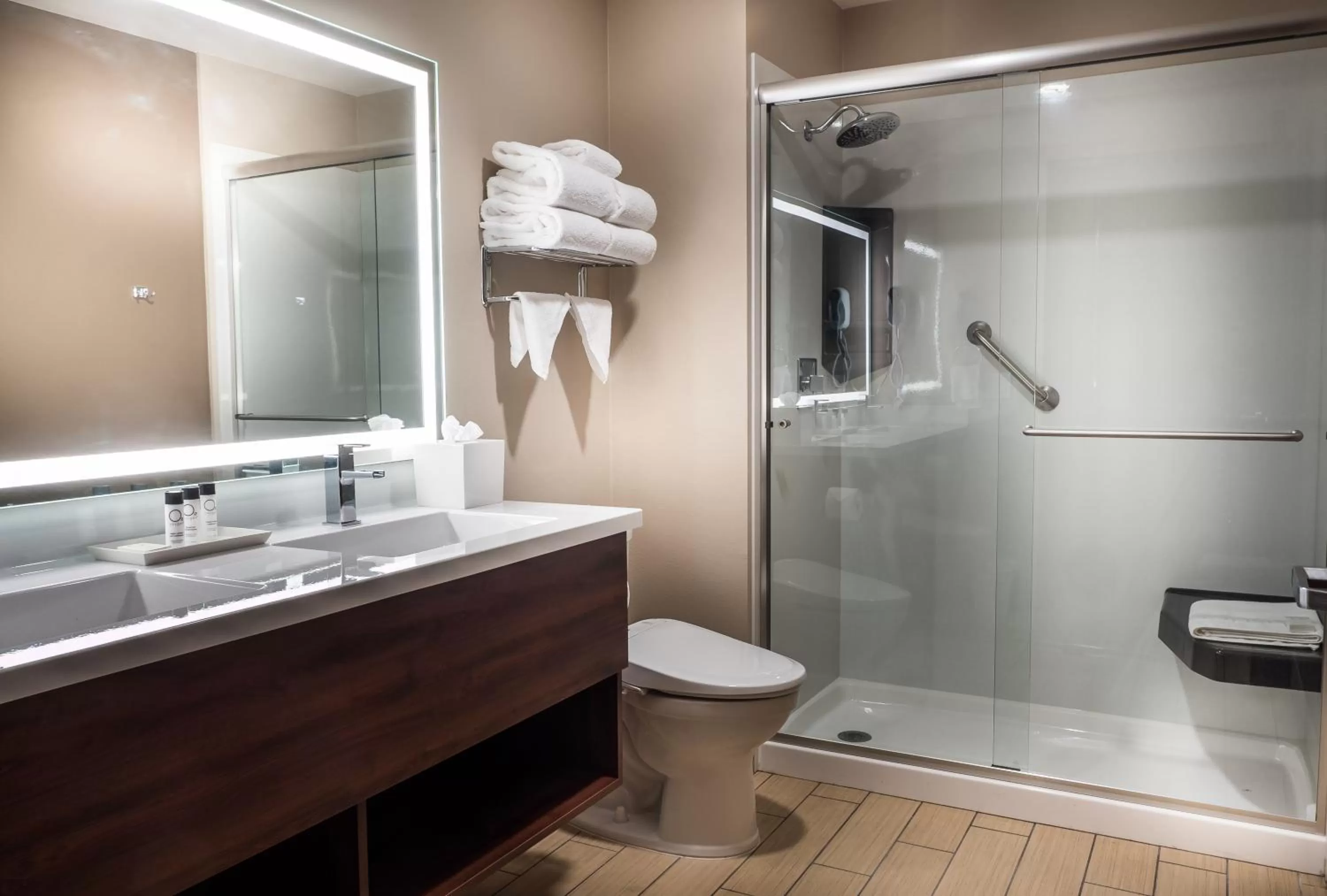 Shower in Skyline Hotel and Casino