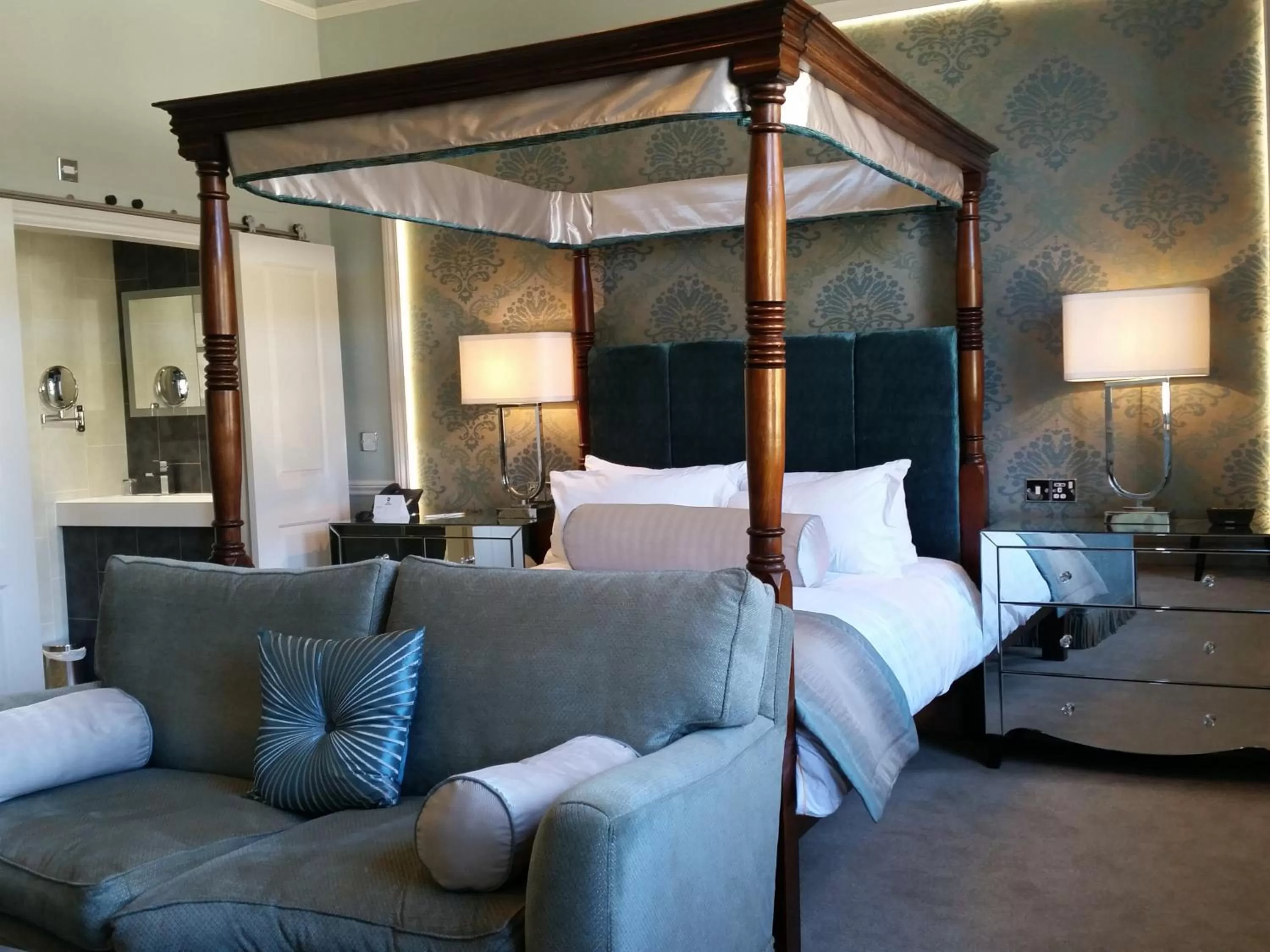 Bedroom, Bed in The Shrubbery Hotel, Ilminster