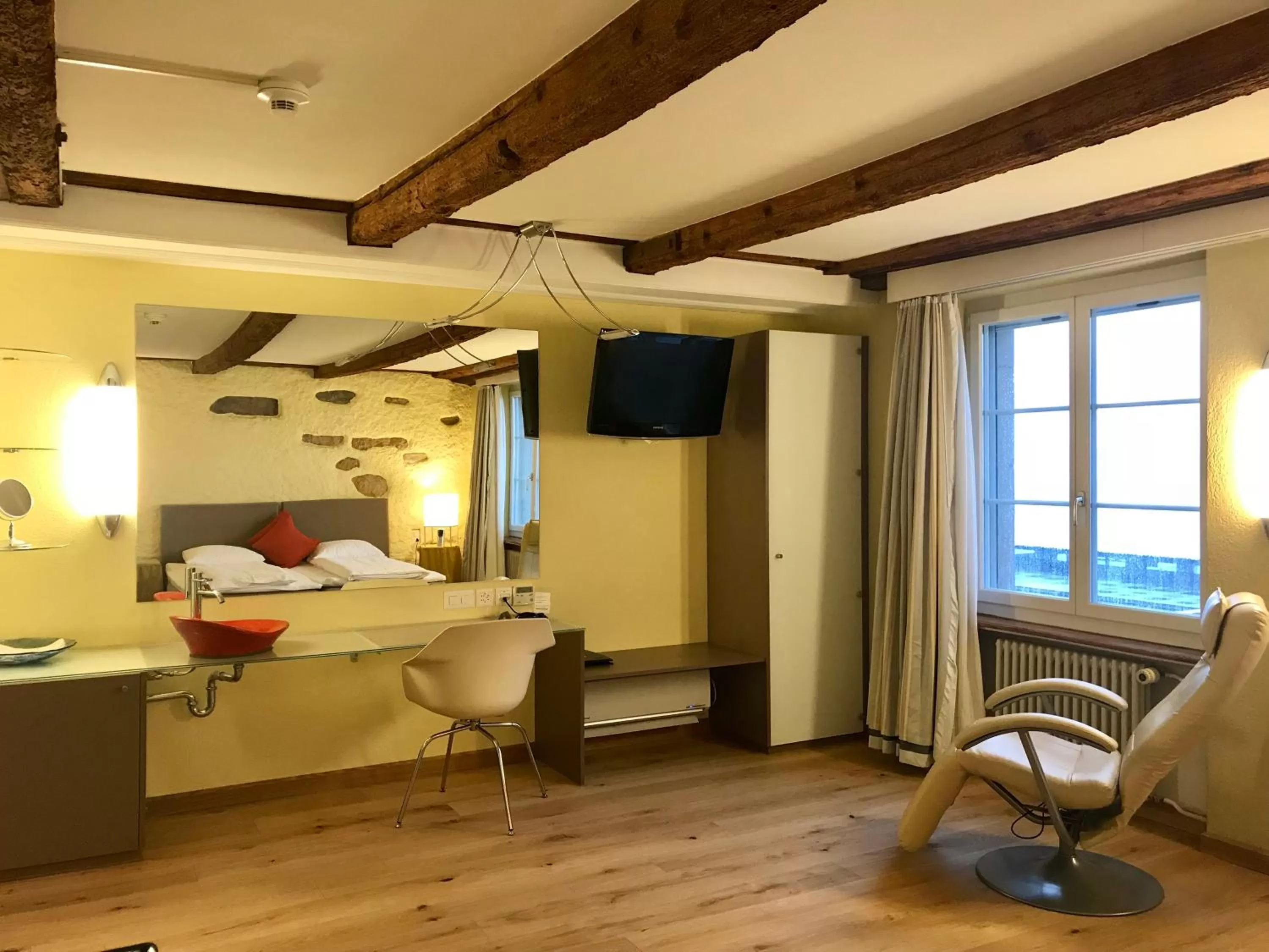 Communal lounge/ TV room, Bed in Hotel Murtenhof & Krone