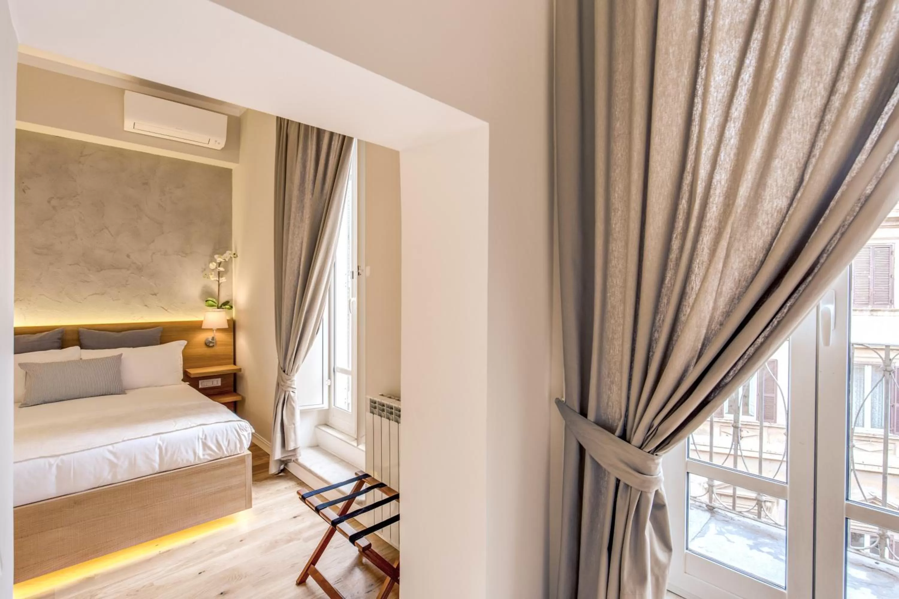 Decorative detail, Bed in The Spanish Suite Campo de' Fiori