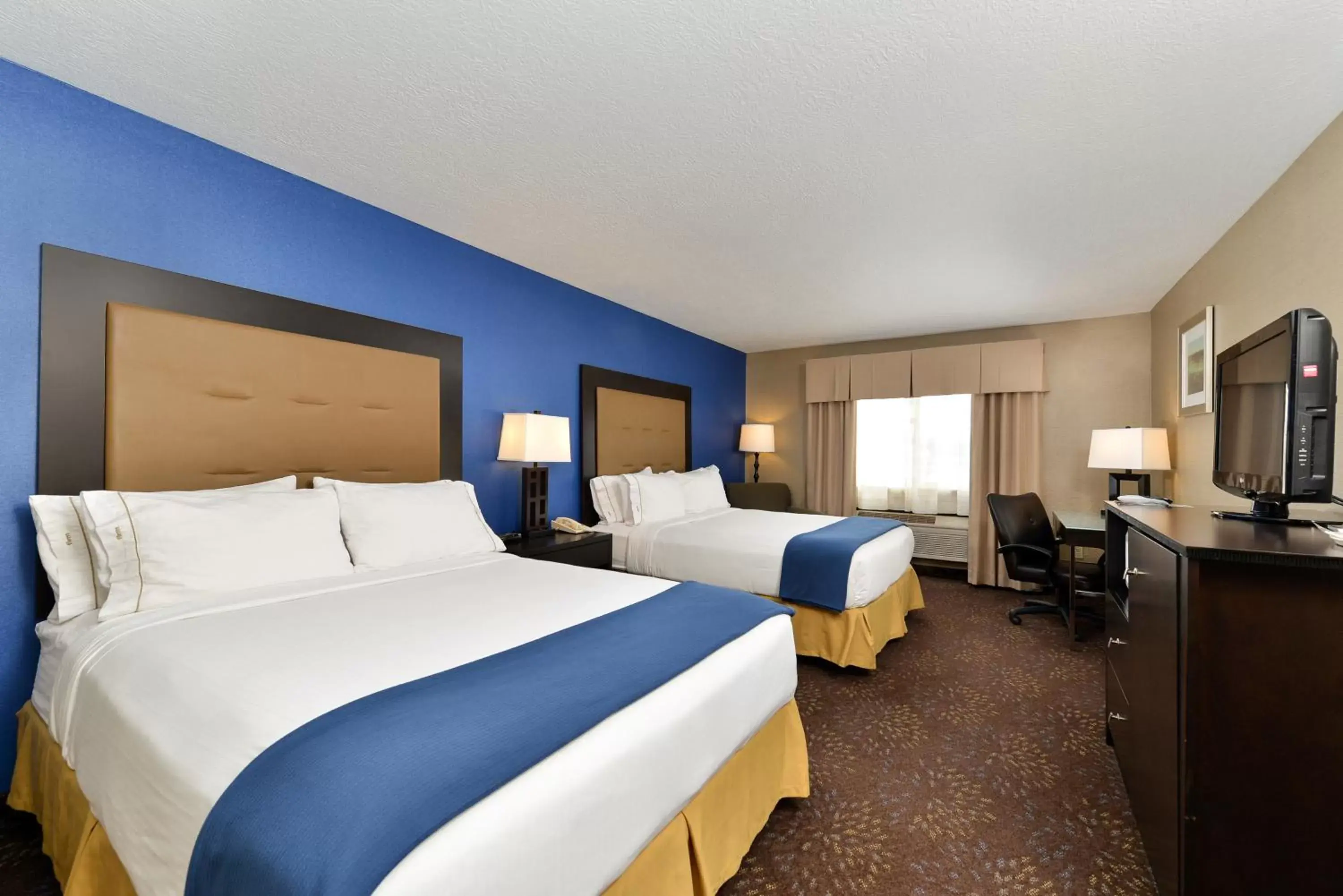 Standard Room with Two Queen Beds in Holiday Inn Express Hotel & Suites Charlotte by IHG Standard Room with Two Queen Beds in Holiday Inn Express Hotel & Suites Charlotte by IHG