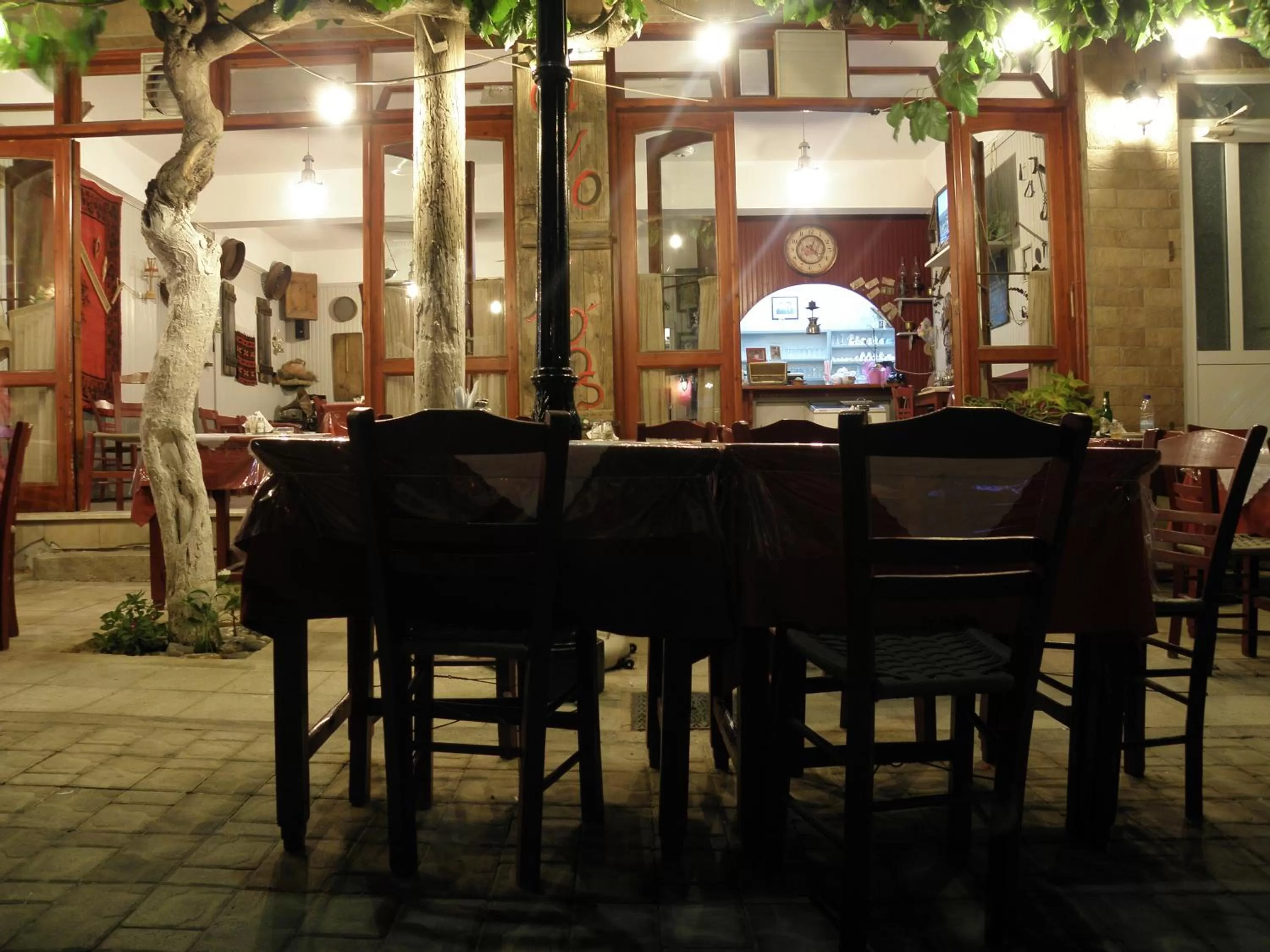 Restaurant/places to eat in Megim Hotel