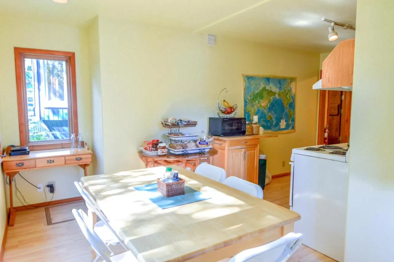 Dining area in Sea Treasures Inn