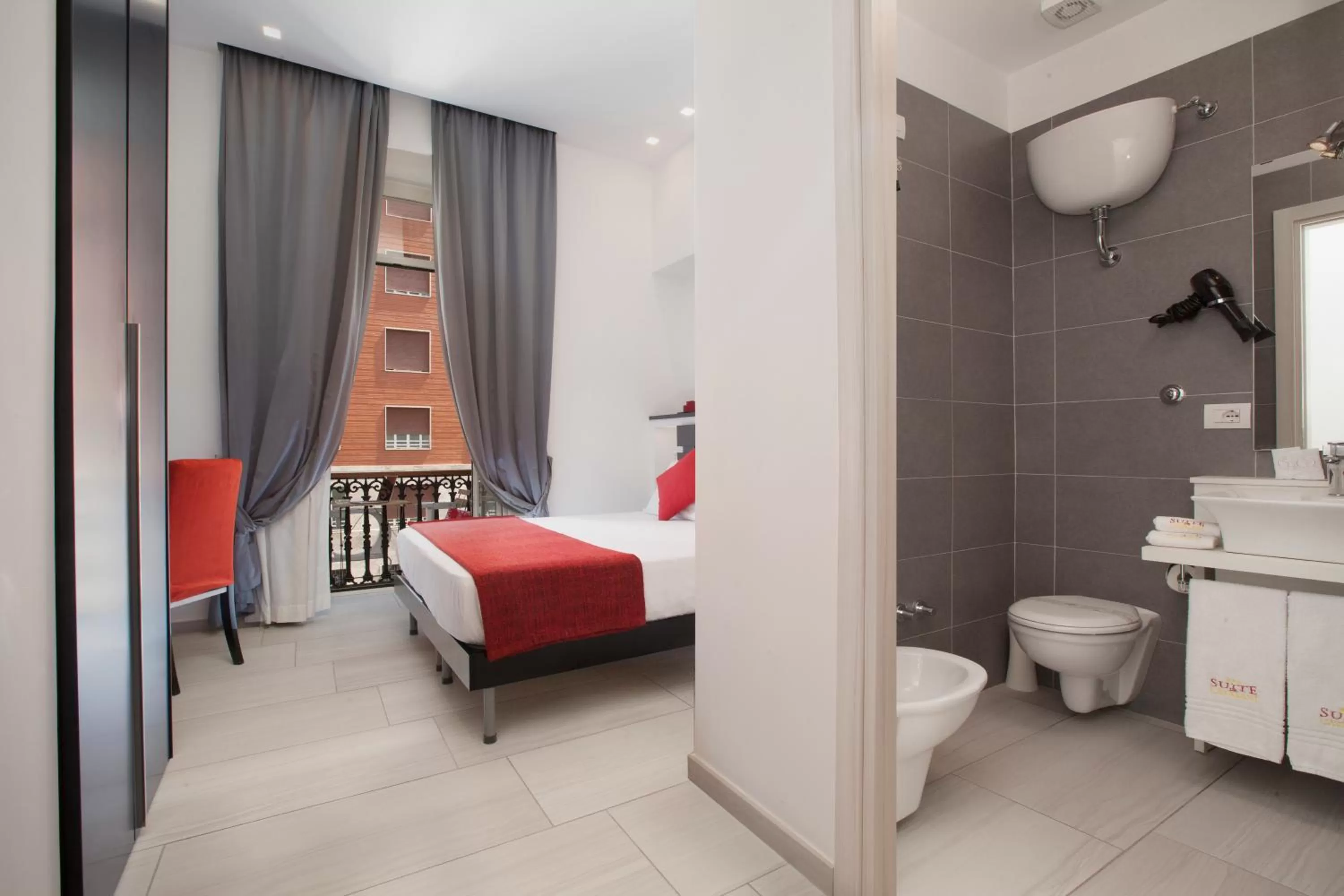 Bathroom, Bed in Suite dei Catalani