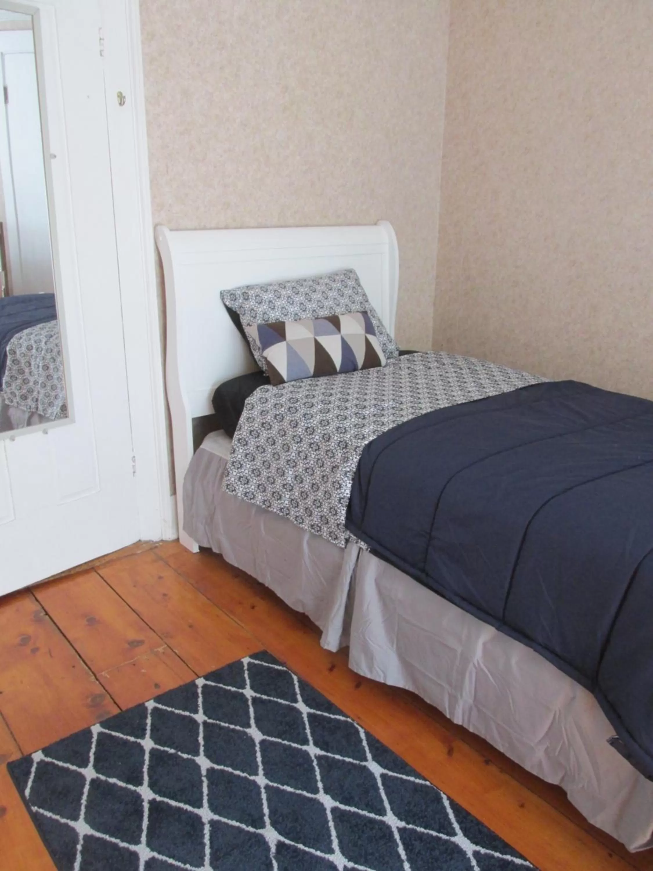 Bed in Burnbrae Farm & Paradise Inn