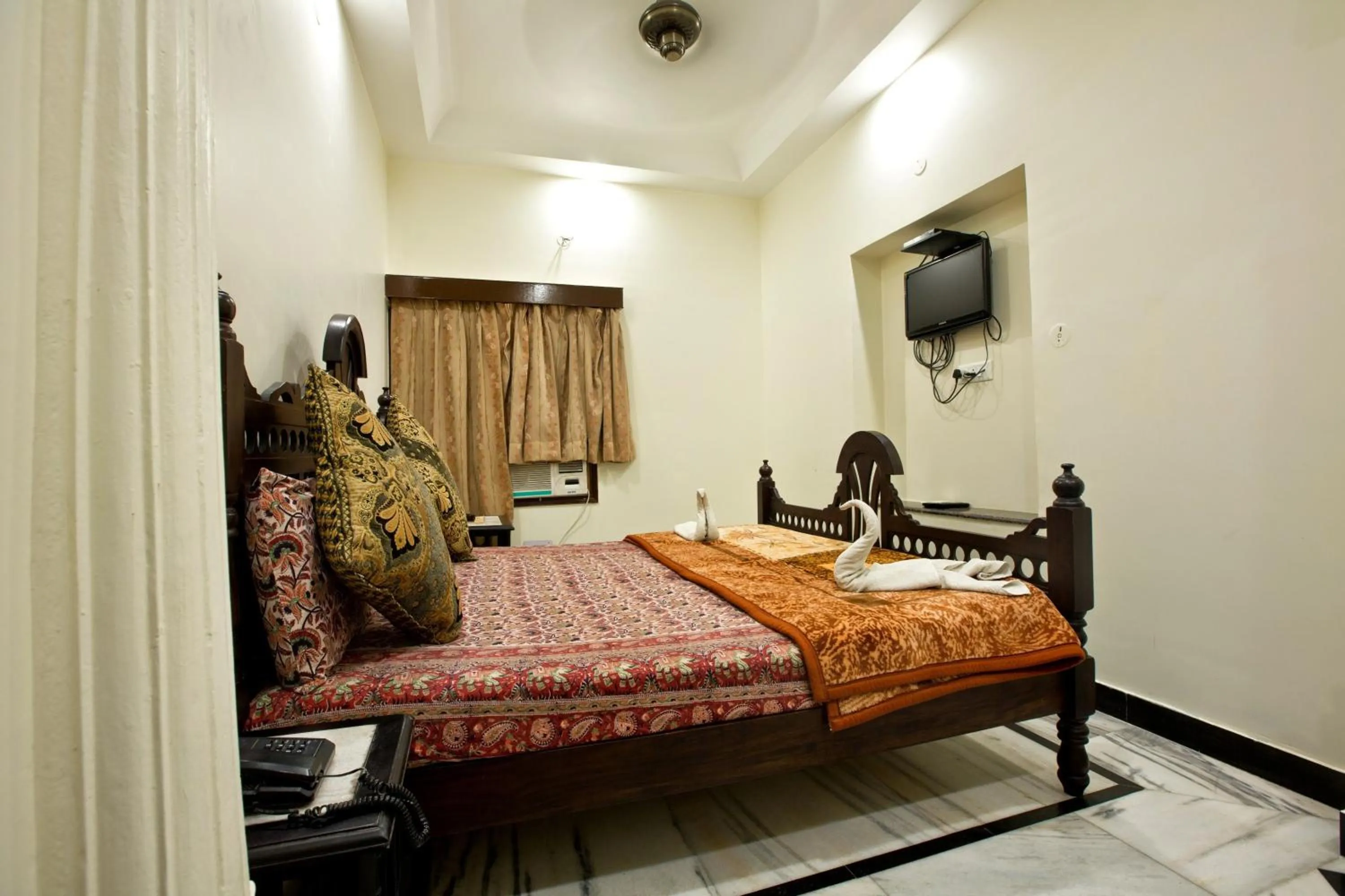 Photo of the whole room, Bed in Hotel Kalyan