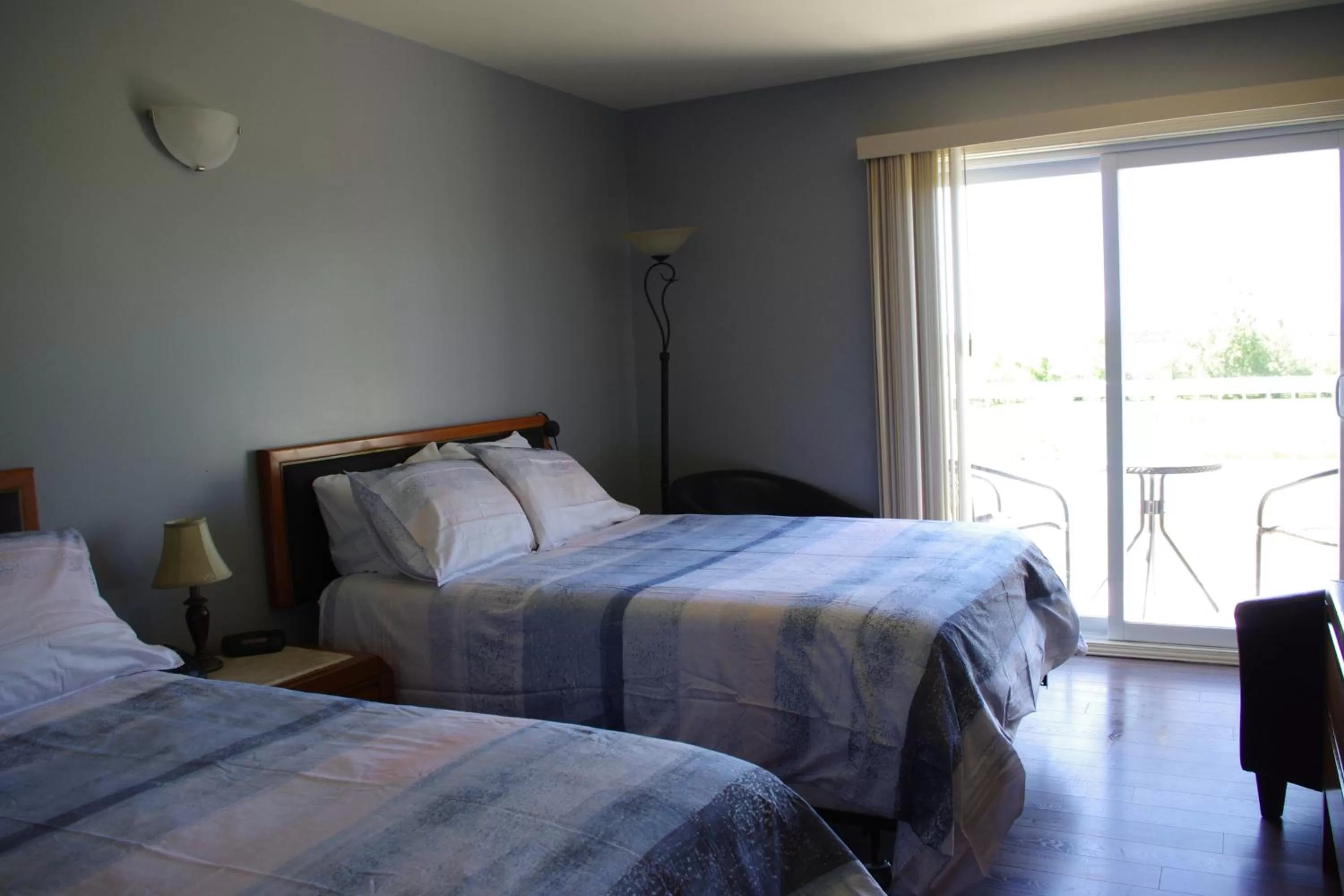 Photo of the whole room, Bed in Motel des Mariniers