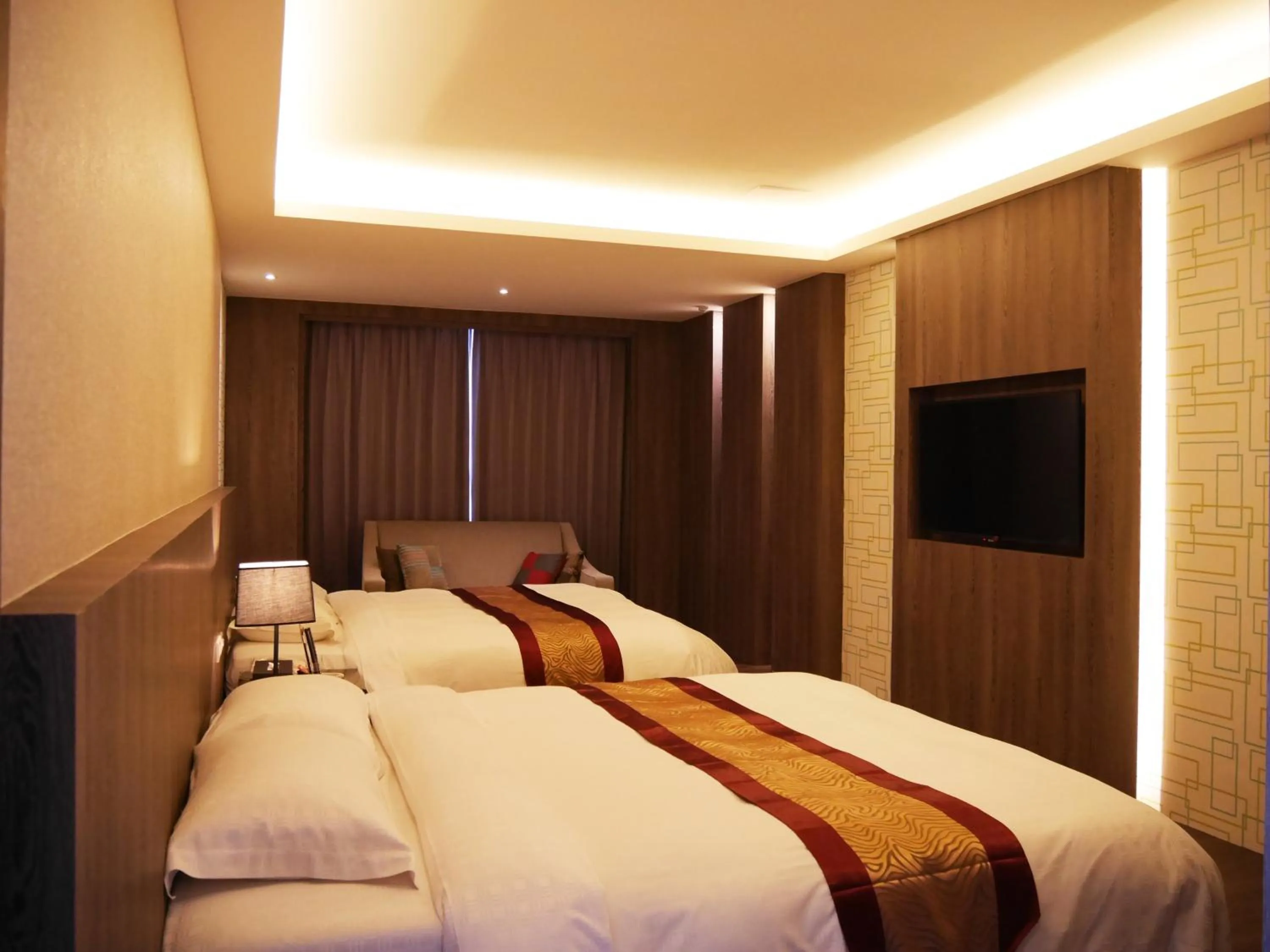 Photo of the whole room, Bed in Refinement Motel