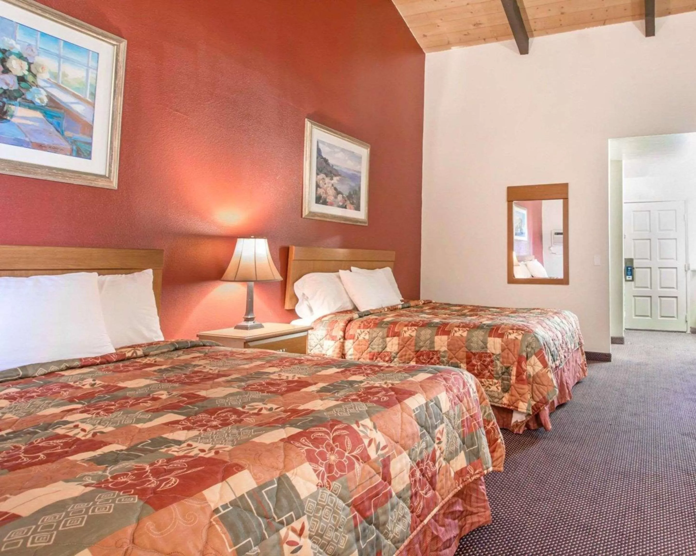 Photo of the whole room, Bed in Rodeway Inn Fallbrook Downtown
