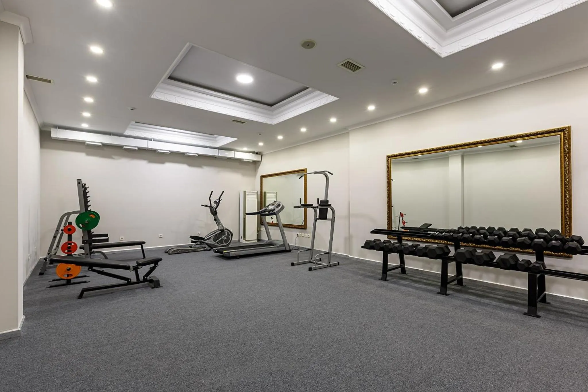 Fitness centre/facilities in Renion Hotel