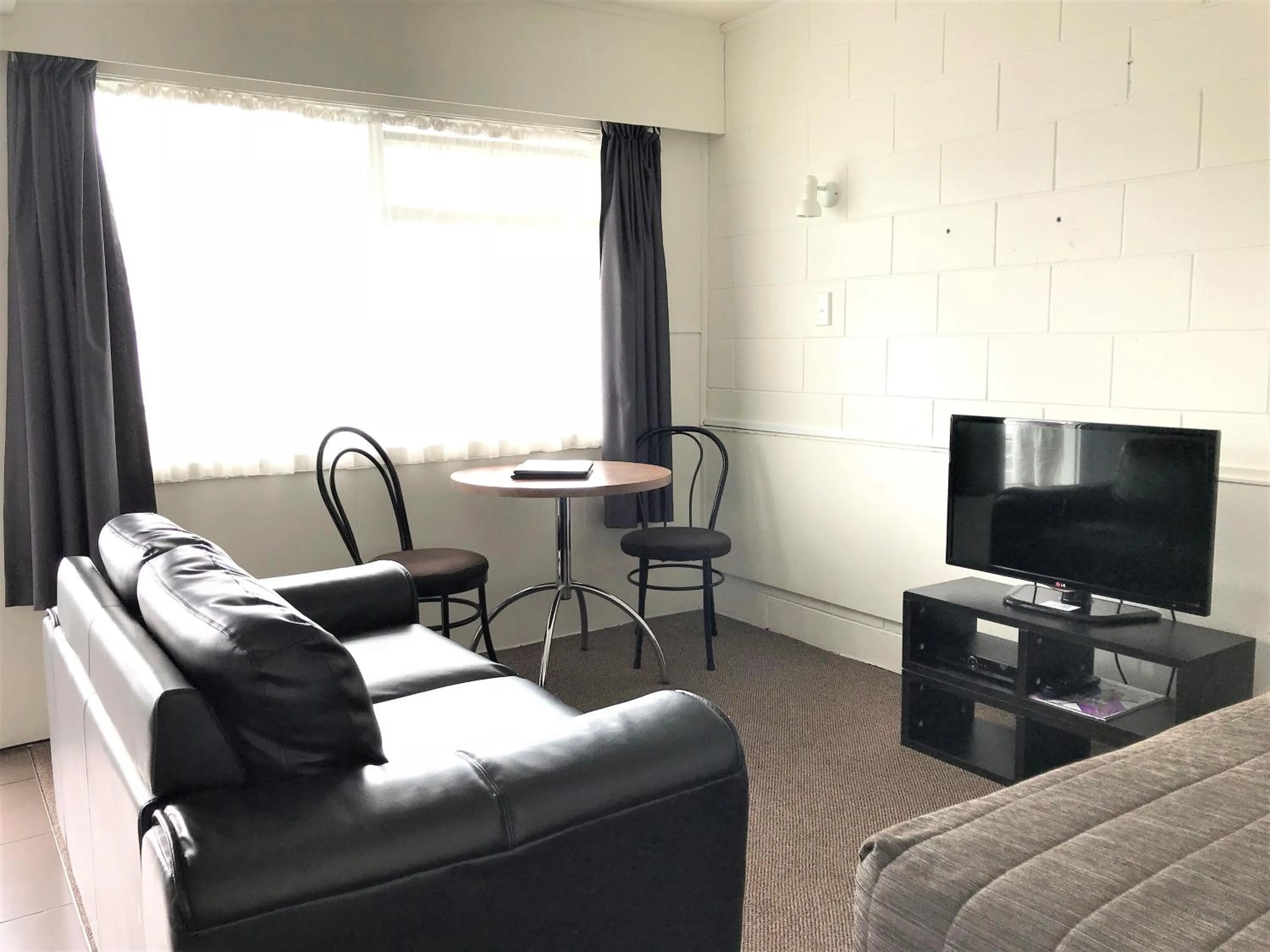 One-Bedroom Suite in Central Court Motel