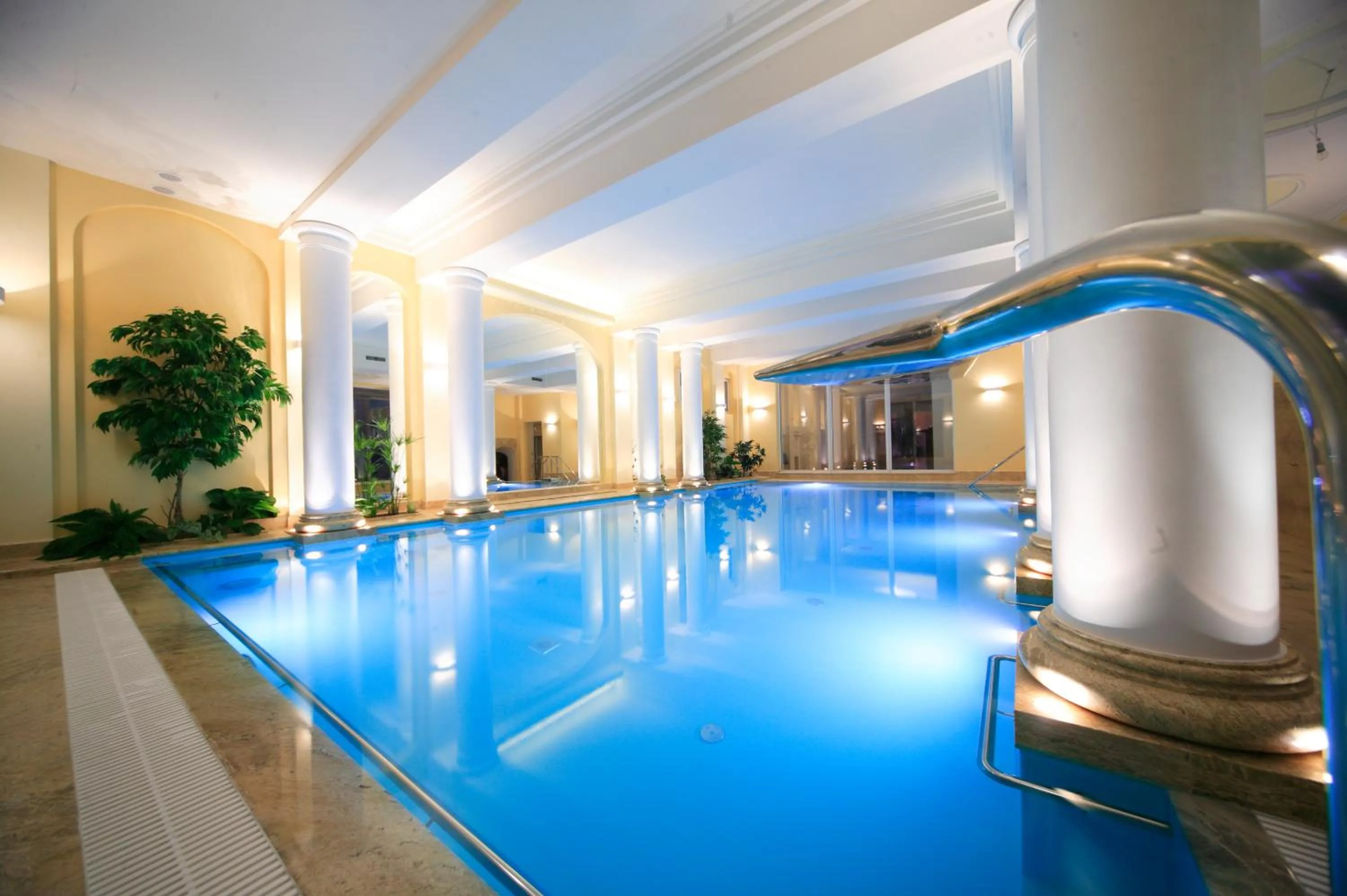 Swimming pool in Hotel Polaris