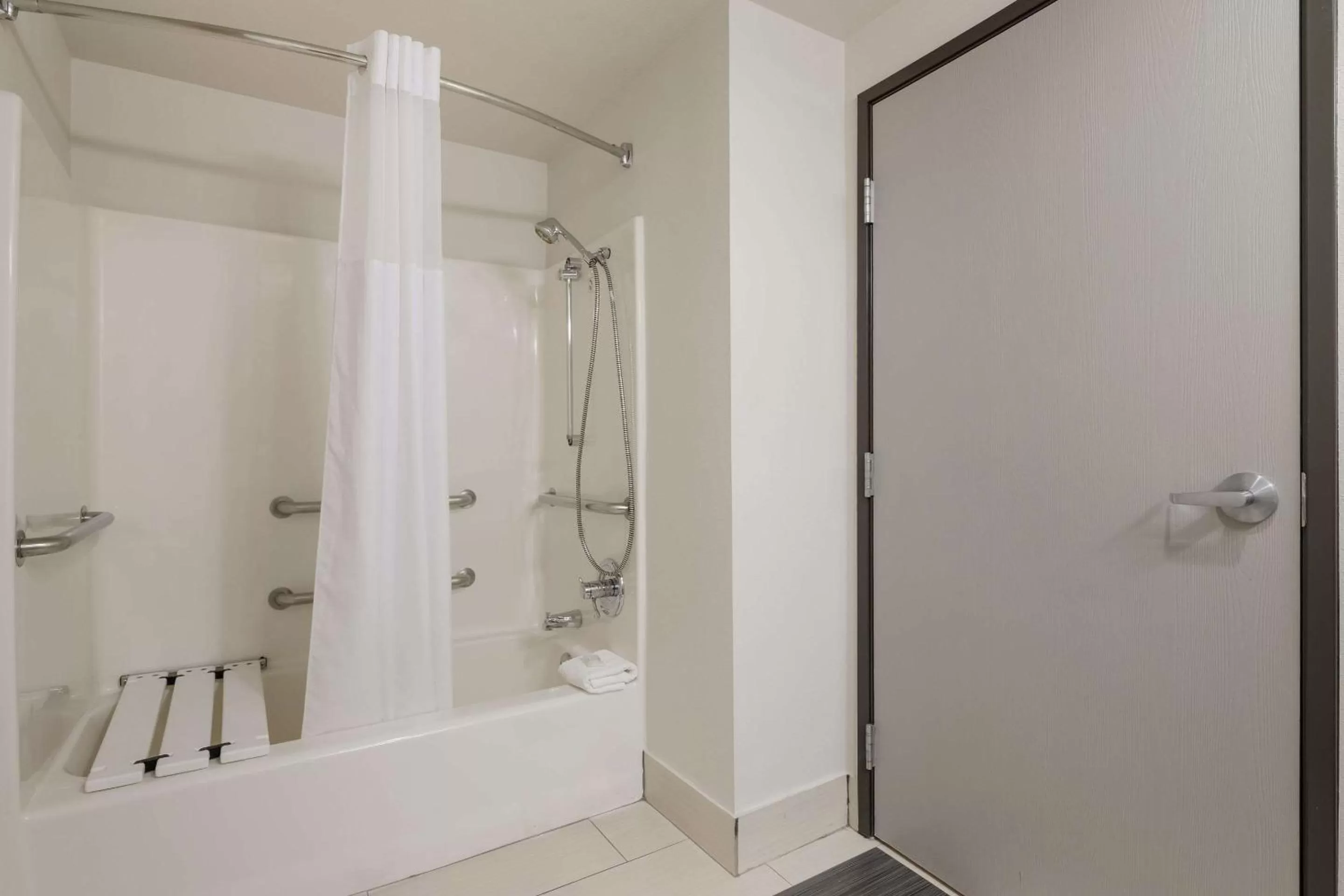 Bedroom in Quality Suites Tulsa I-44