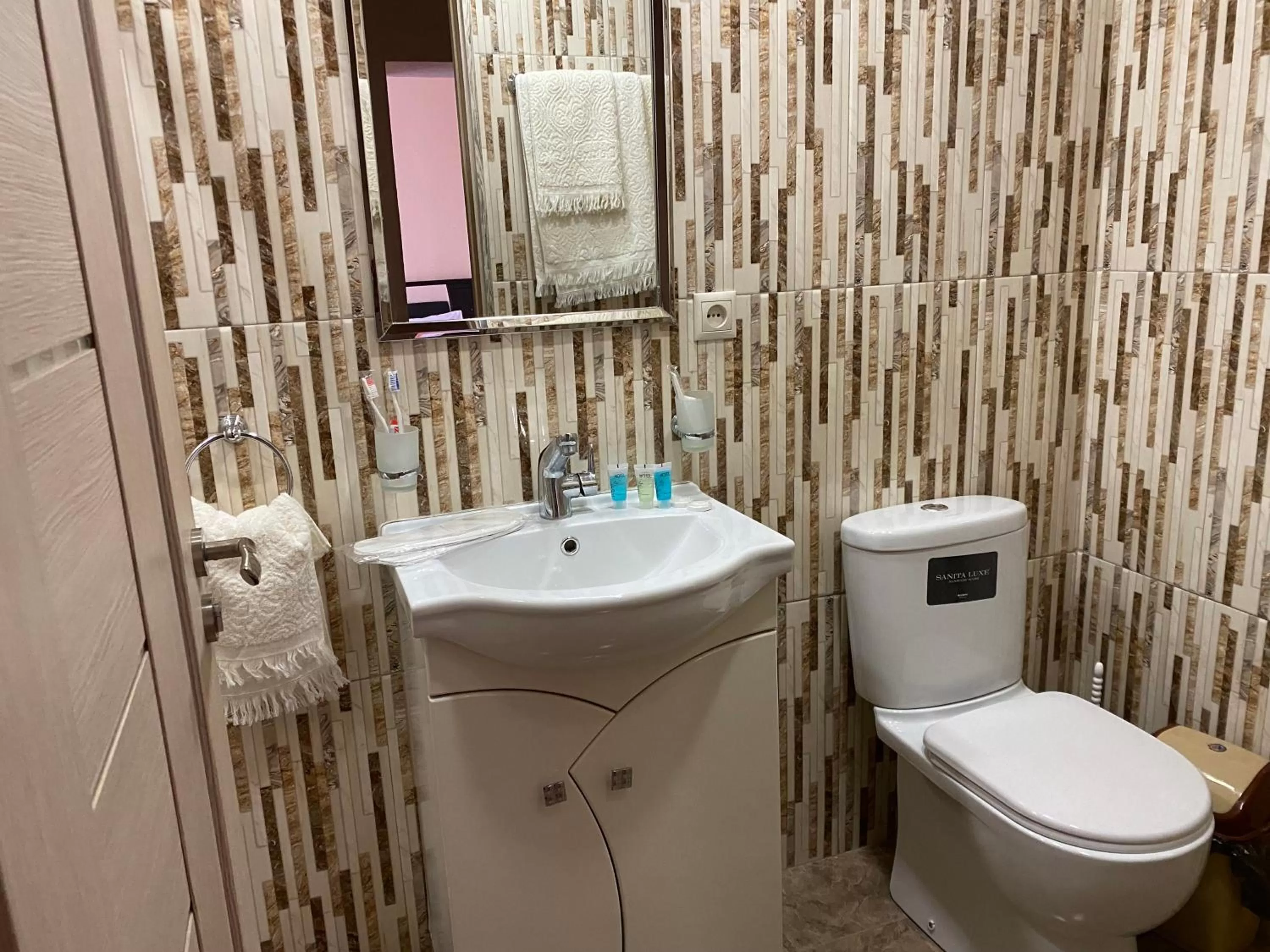 Bathroom in Elkoaparthotel