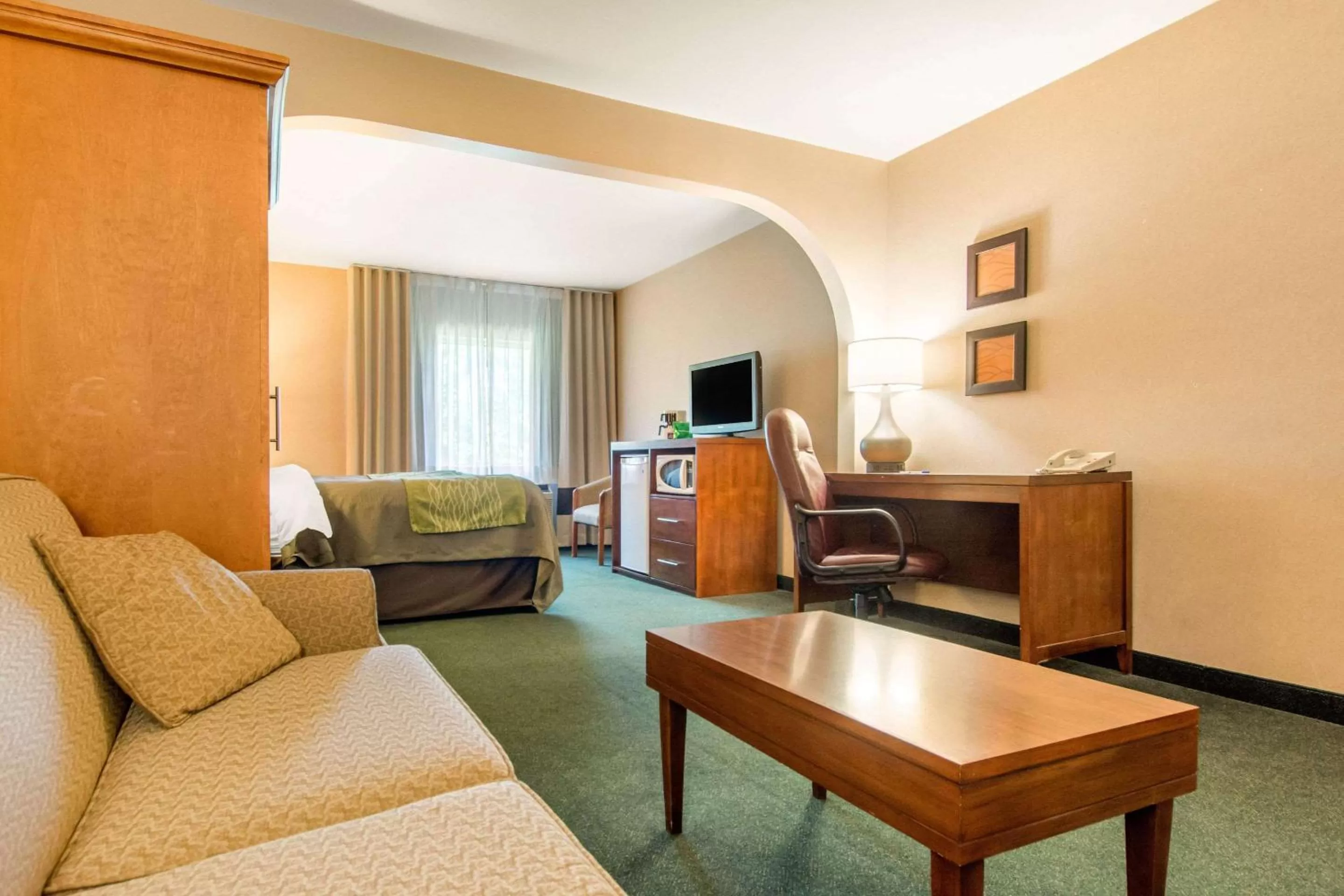 Photo of the whole room in Comfort Inn & Suites Shawinigan