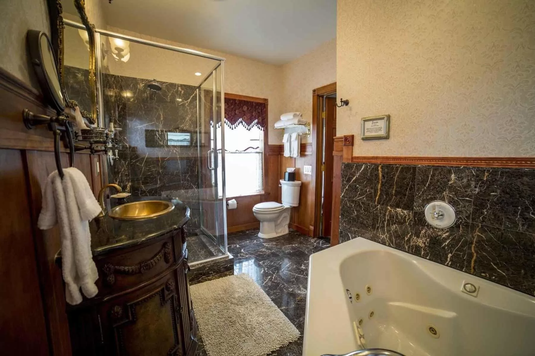 Bathroom in ForFriends Inn Wine Country Bed and Breakfast