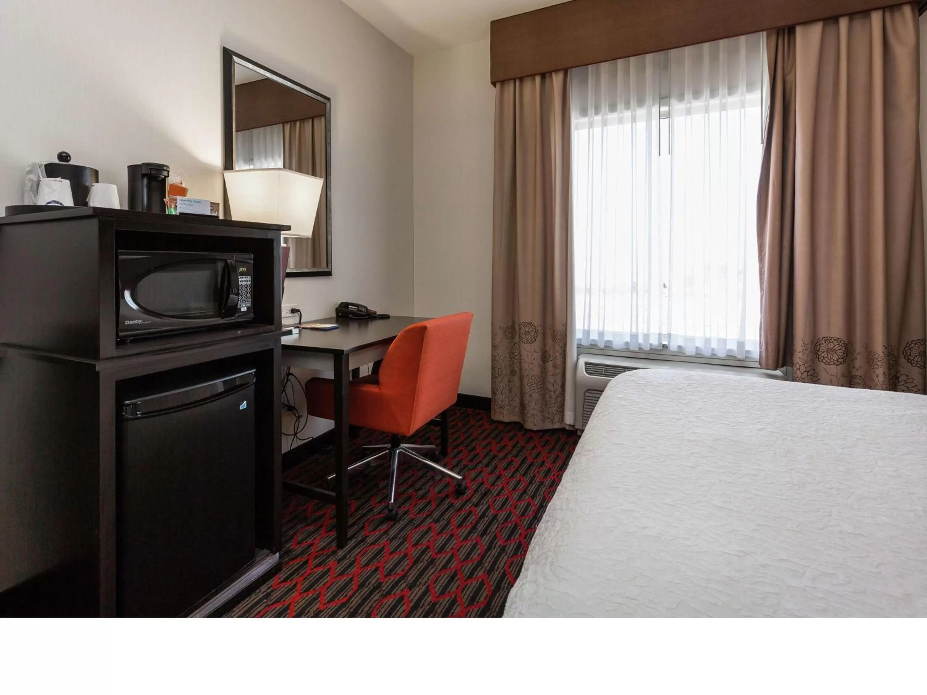 Bedroom, Bed in Hampton Inn & Suites by Hilton Lethbridge