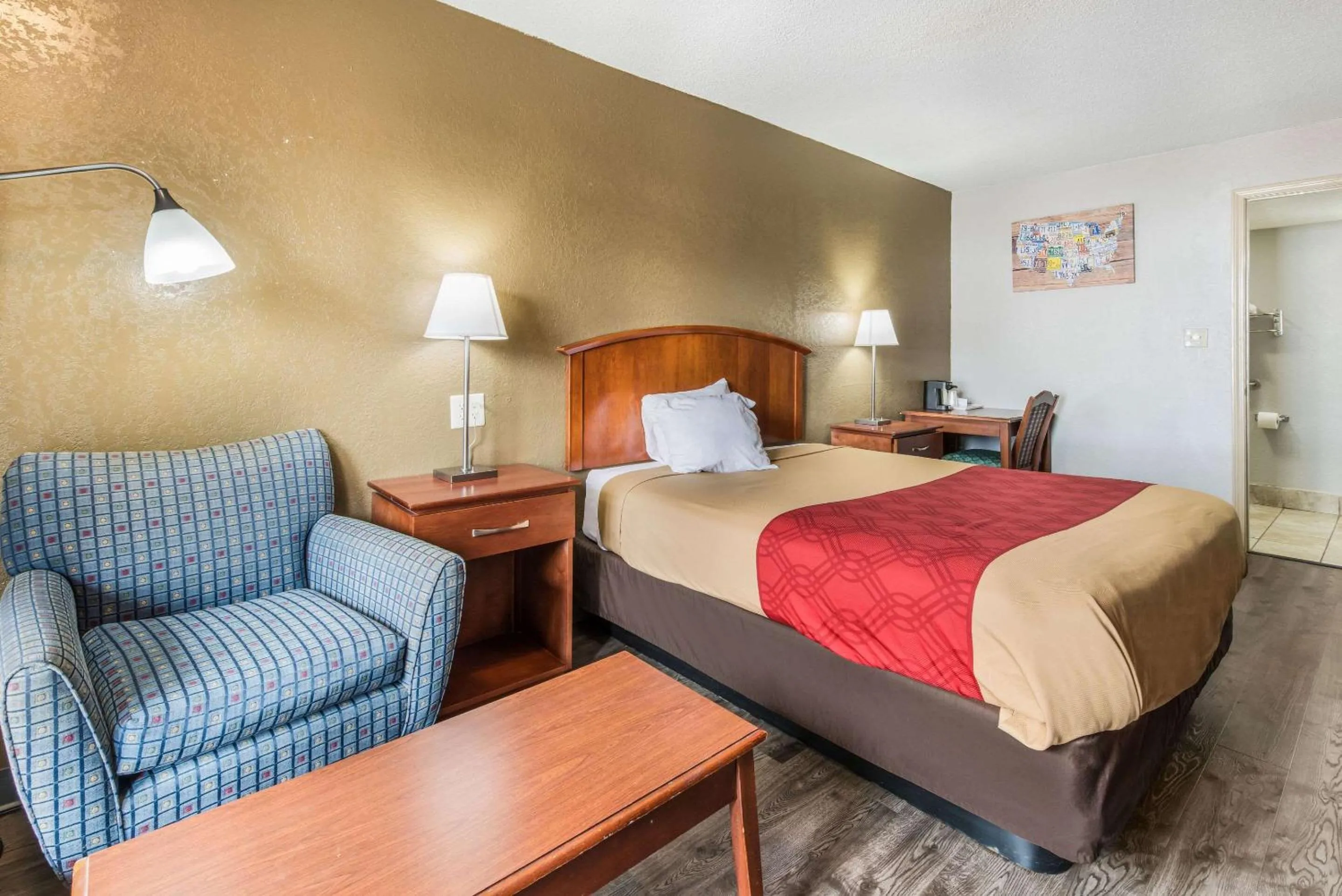 Photo of the whole room, Bed in Econo Lodge Salisbury South