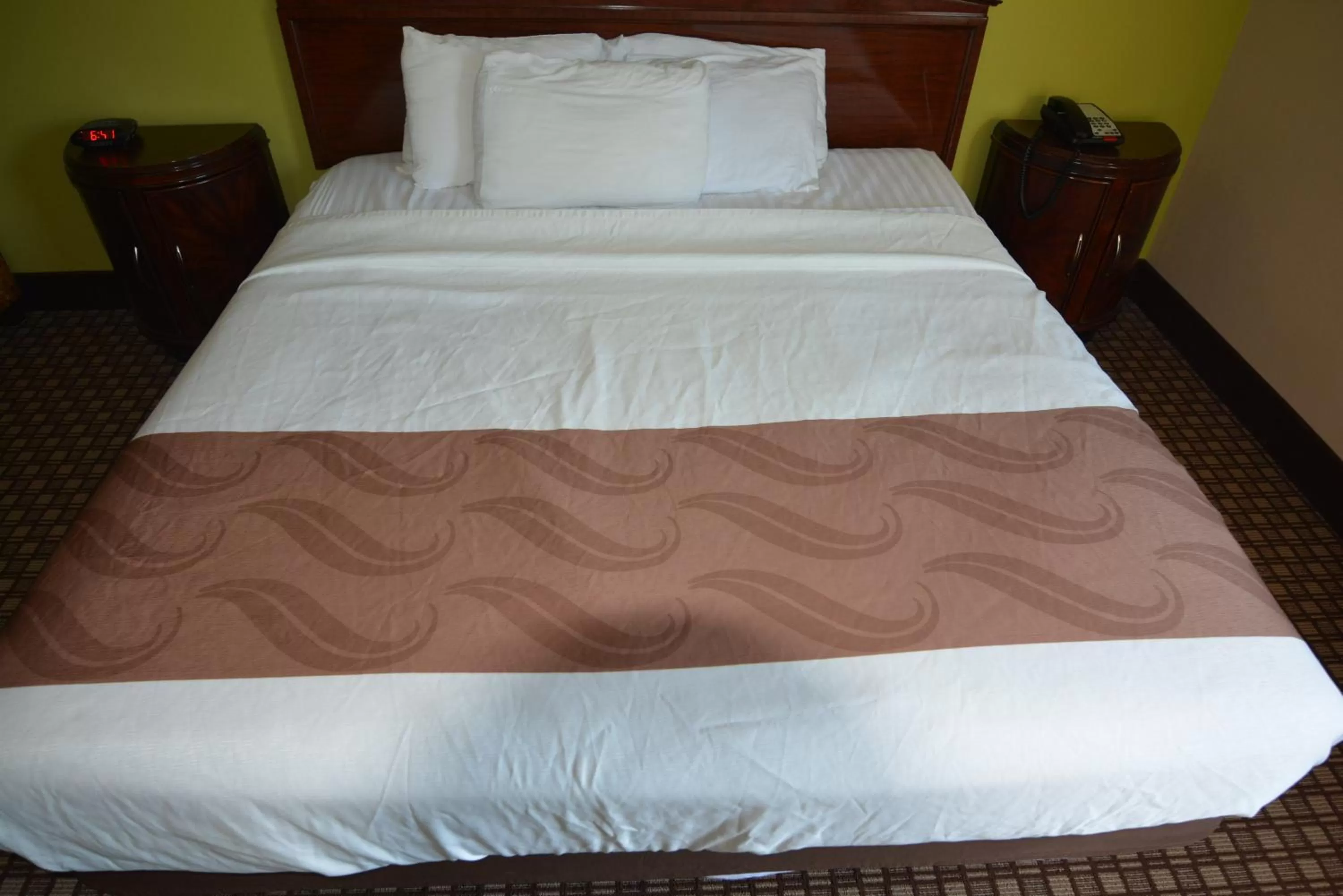 Bed in Jameson Inn and Suites Hazelhurst