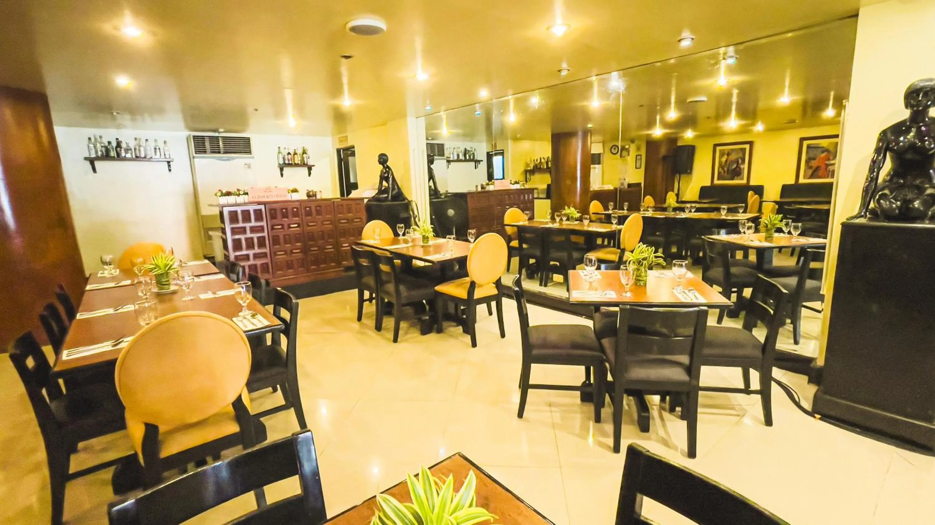 Restaurant/places to eat in Miramar Hotel
