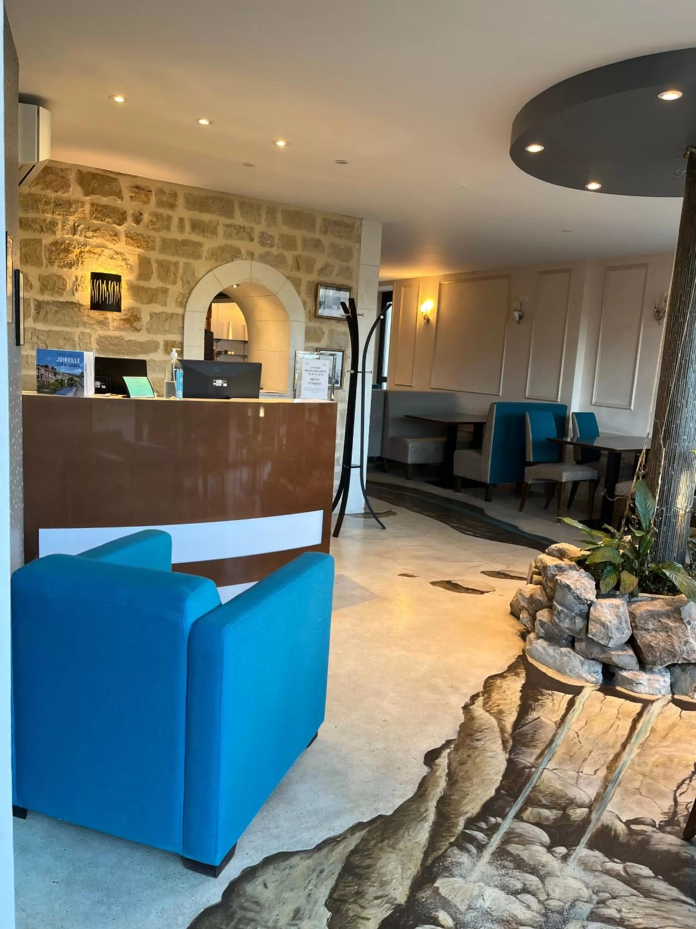 Property building in Hôtel La Vinaigrerie LOGIS