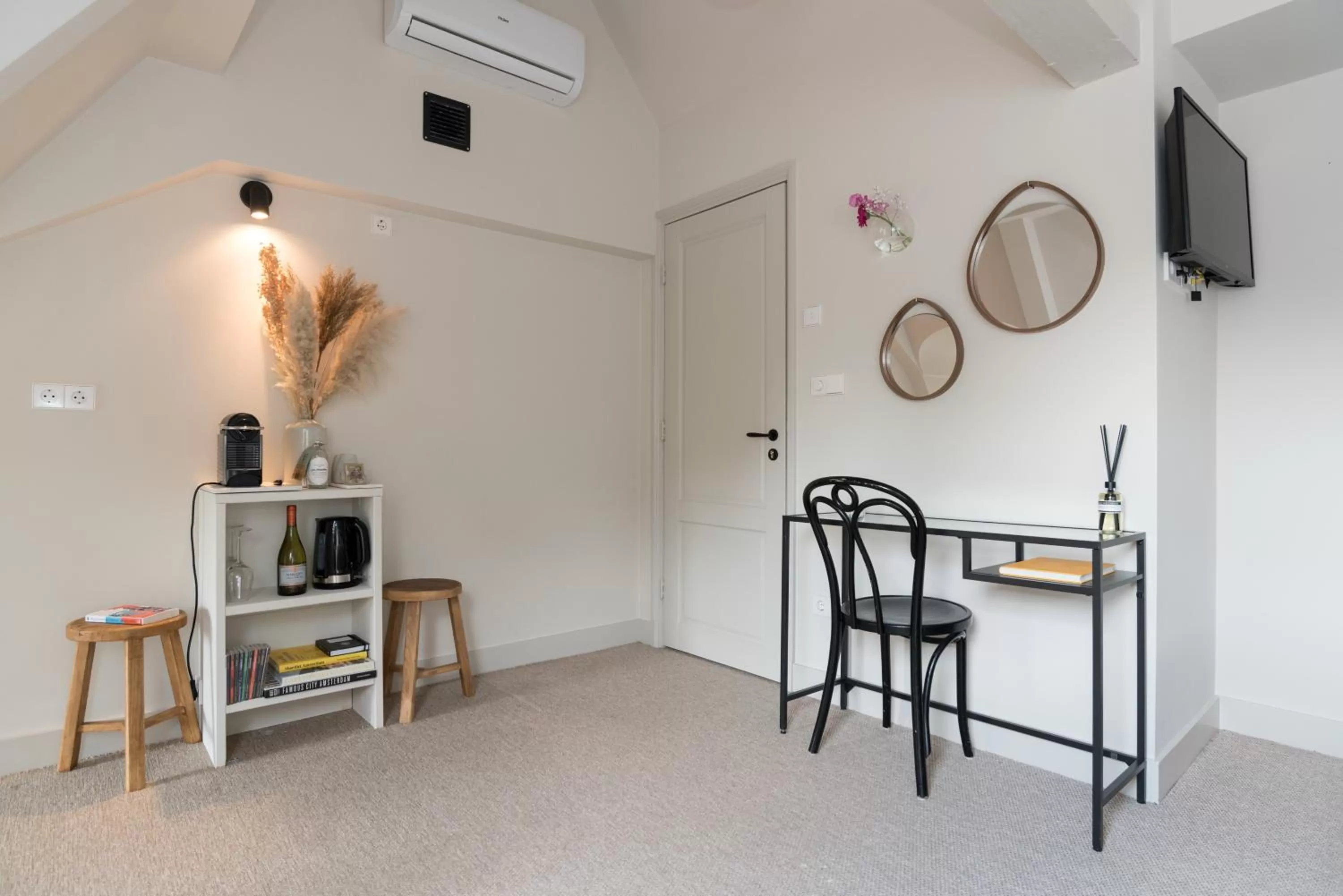 Seating area, TV/Entertainment Center in Empire suites garden view