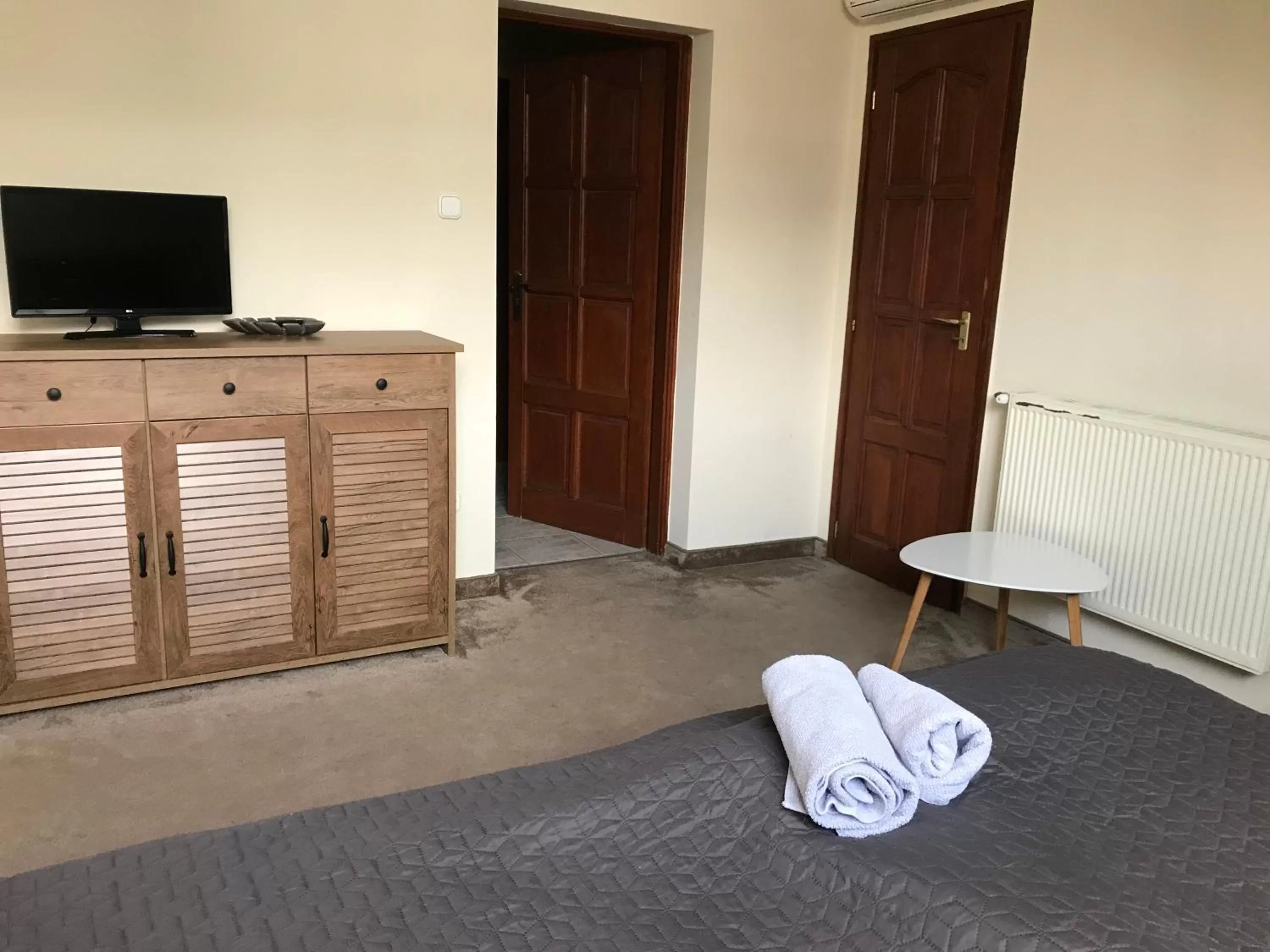 TV/Entertainment Center in Sempre Étterem És Panzió