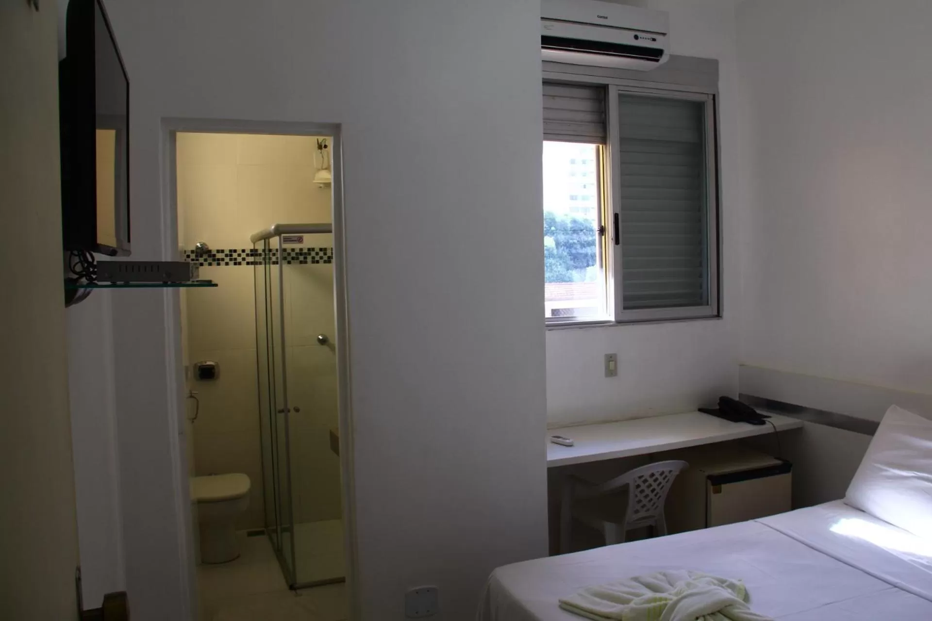 Bathroom, Bed in Panorama Hotel