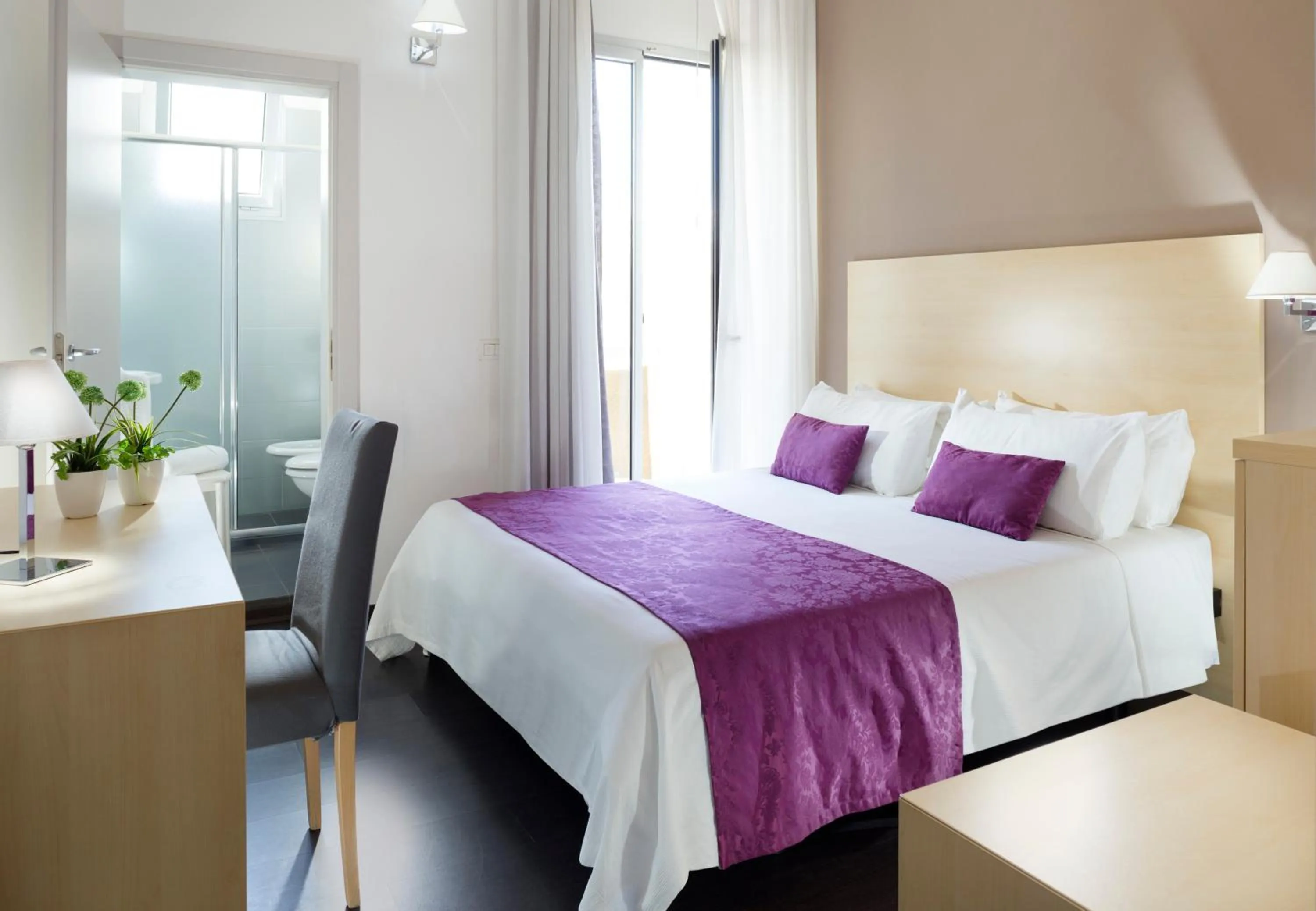 Photo of the whole room, Bed in Club Meeting Hotel