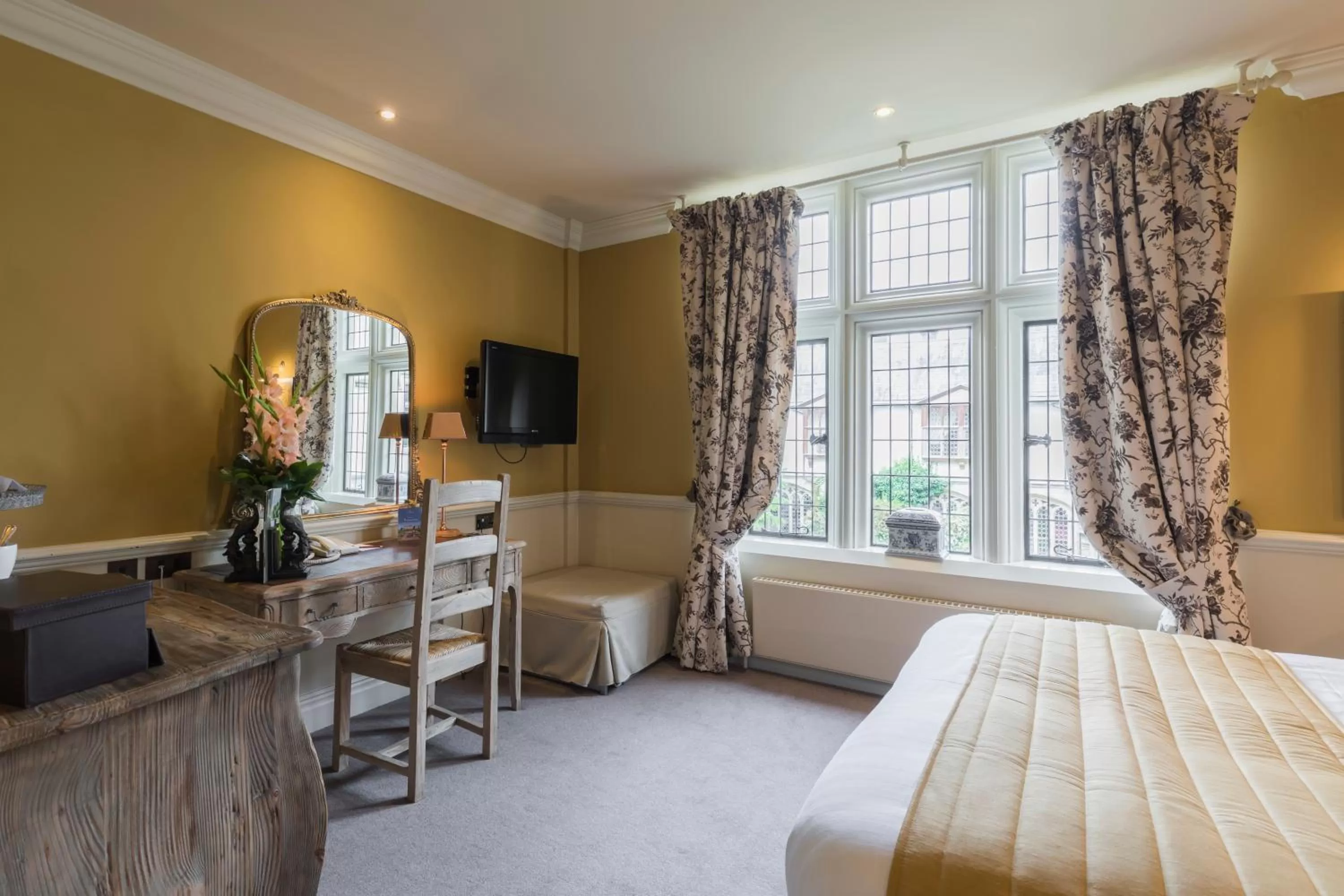 Bedroom, Bed in Coombe Abbey Hotel
