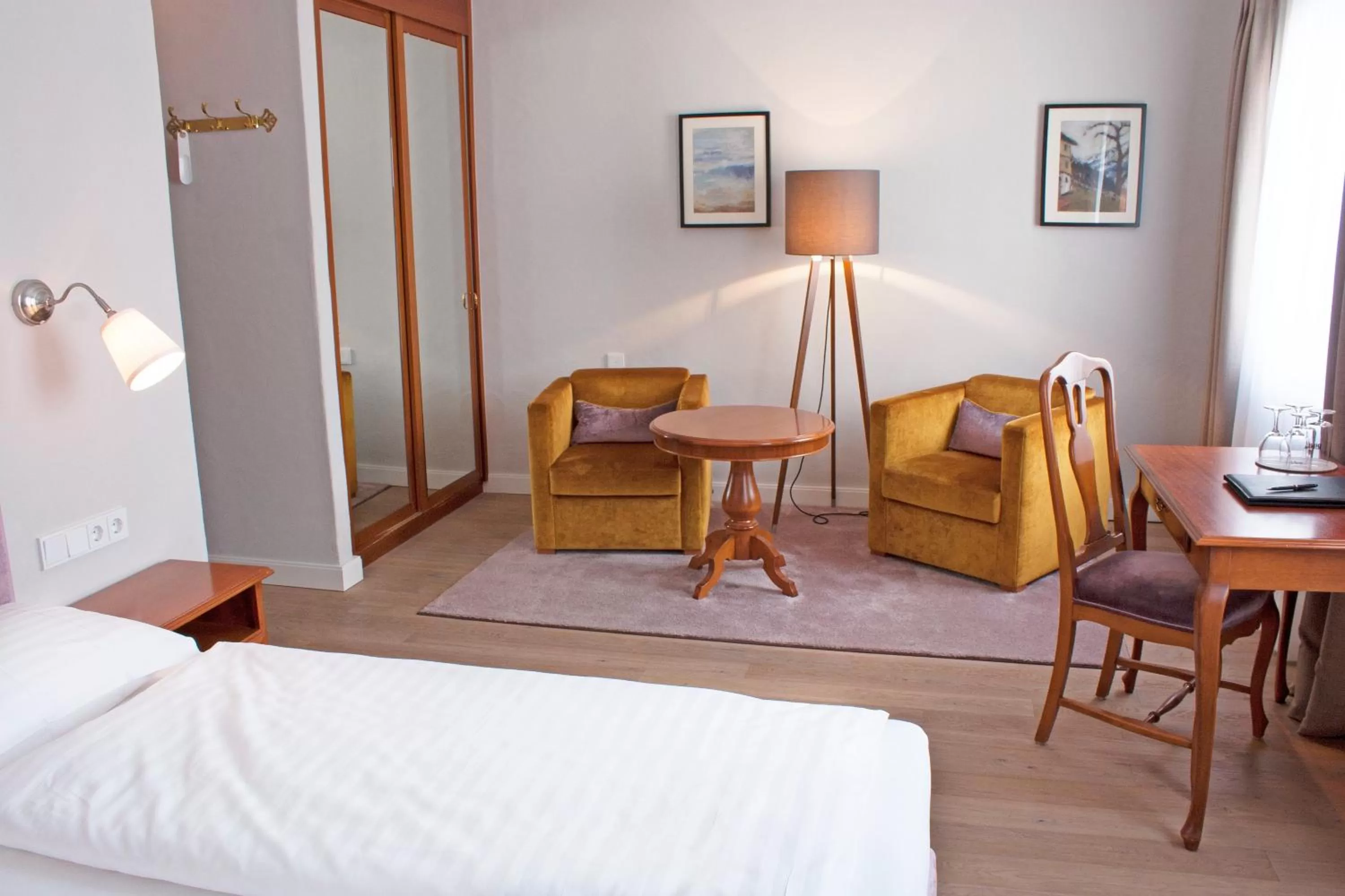 Photo of the whole room, Bed in Hotel Bayerischer Hof