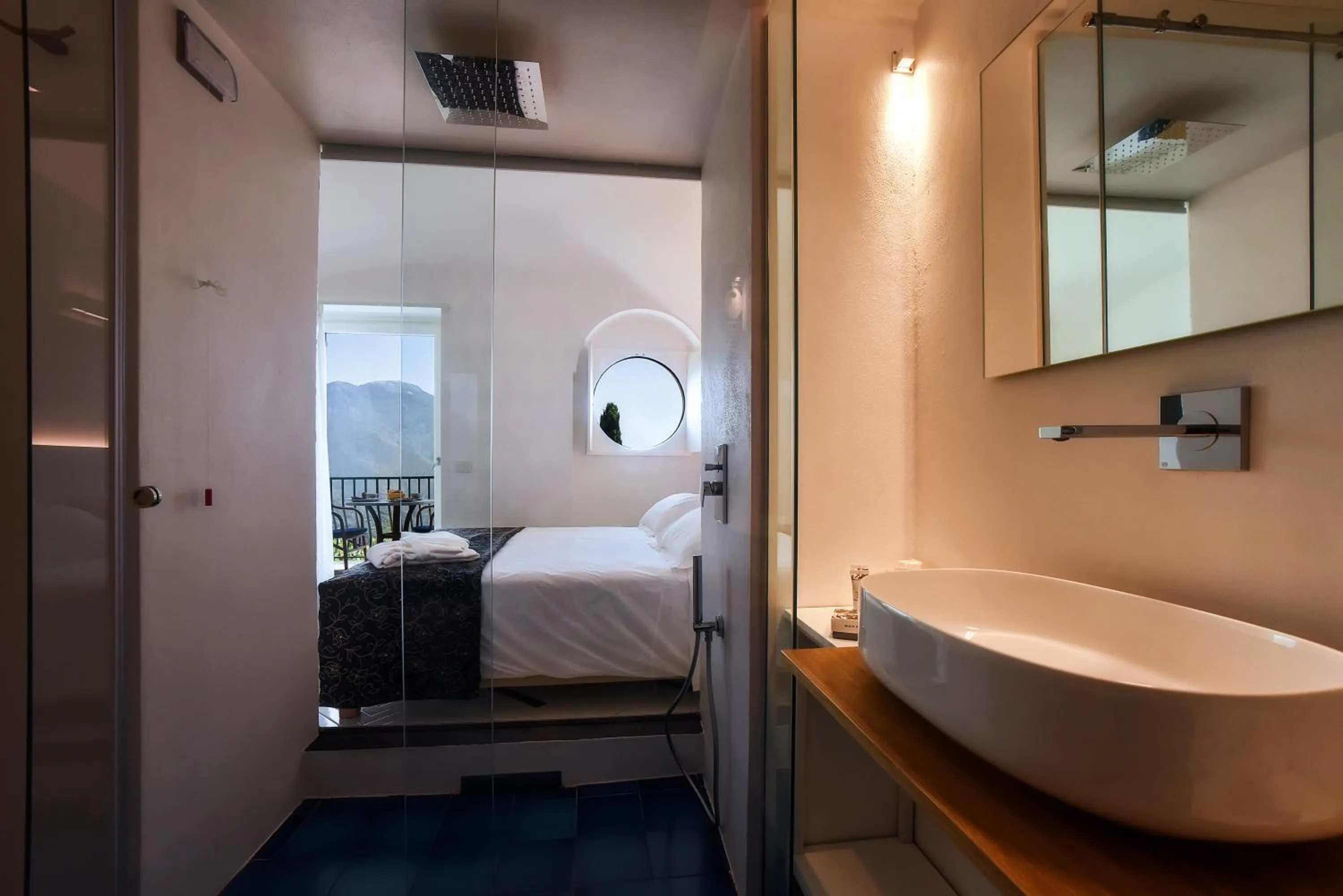 Bathroom, Bed in Hotel Graal